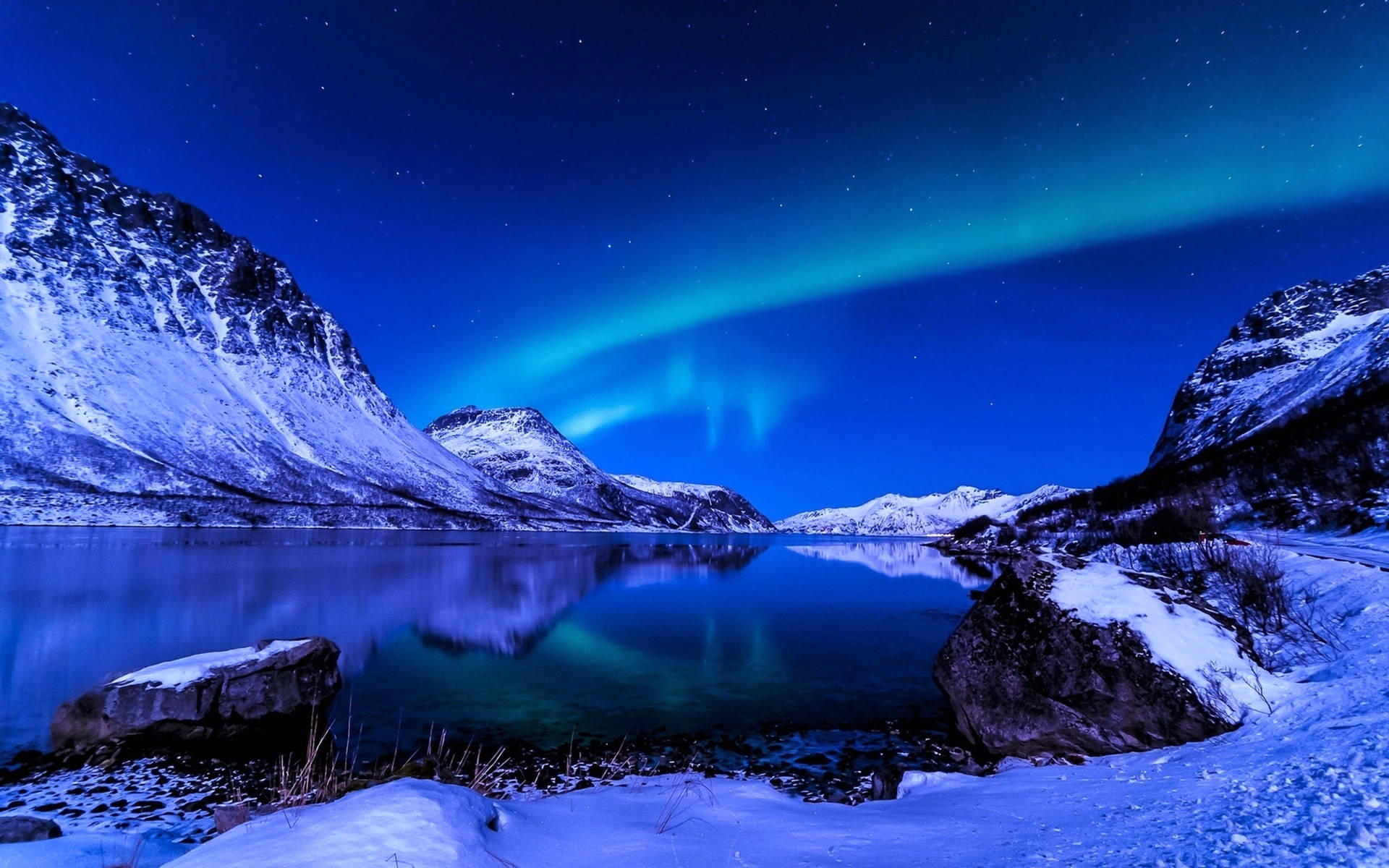 Download Winter Mountain Aurora UHD Wallpaper