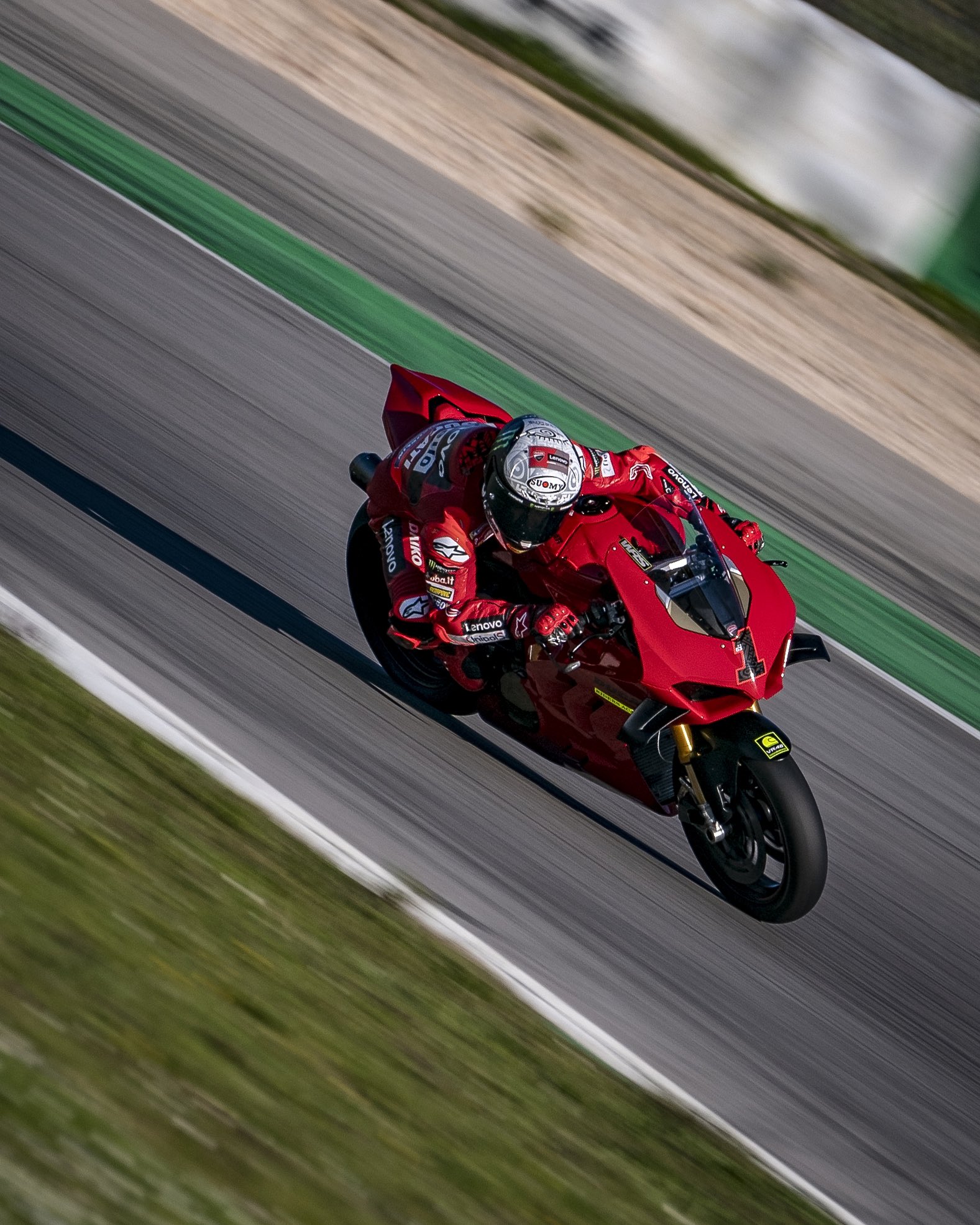 Ducati Corse with the #PanigaleV4S is the best way to prepare for a new exciting season!