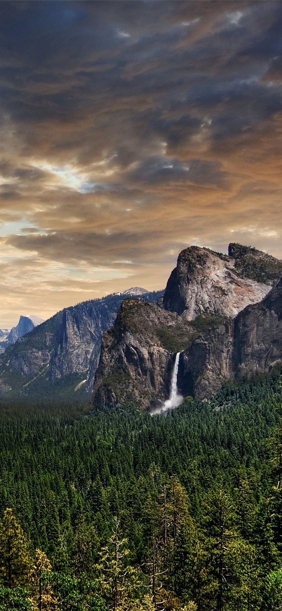 Yosemite Valley #yosemitevalley mostbeautifulplacestovisit #california #UnitedStates #iPhone11Wallpap. Yosemite wallpaper, iPhone wallpaper yosemite, Yosemite