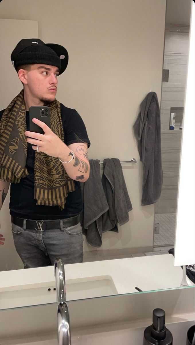 Yeat Wallpaper Browse Yeat Wallpaper with collections of Aesthetic, Fashion, Kankan, Rapper, Twizzy.. Rapper outfits, Rap aesthetic, American rappers