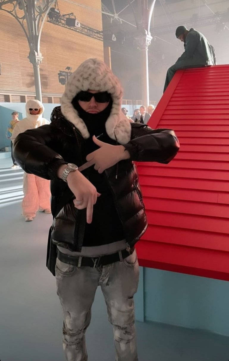 Download Yeat In Ice Cold Studio Wallpaper