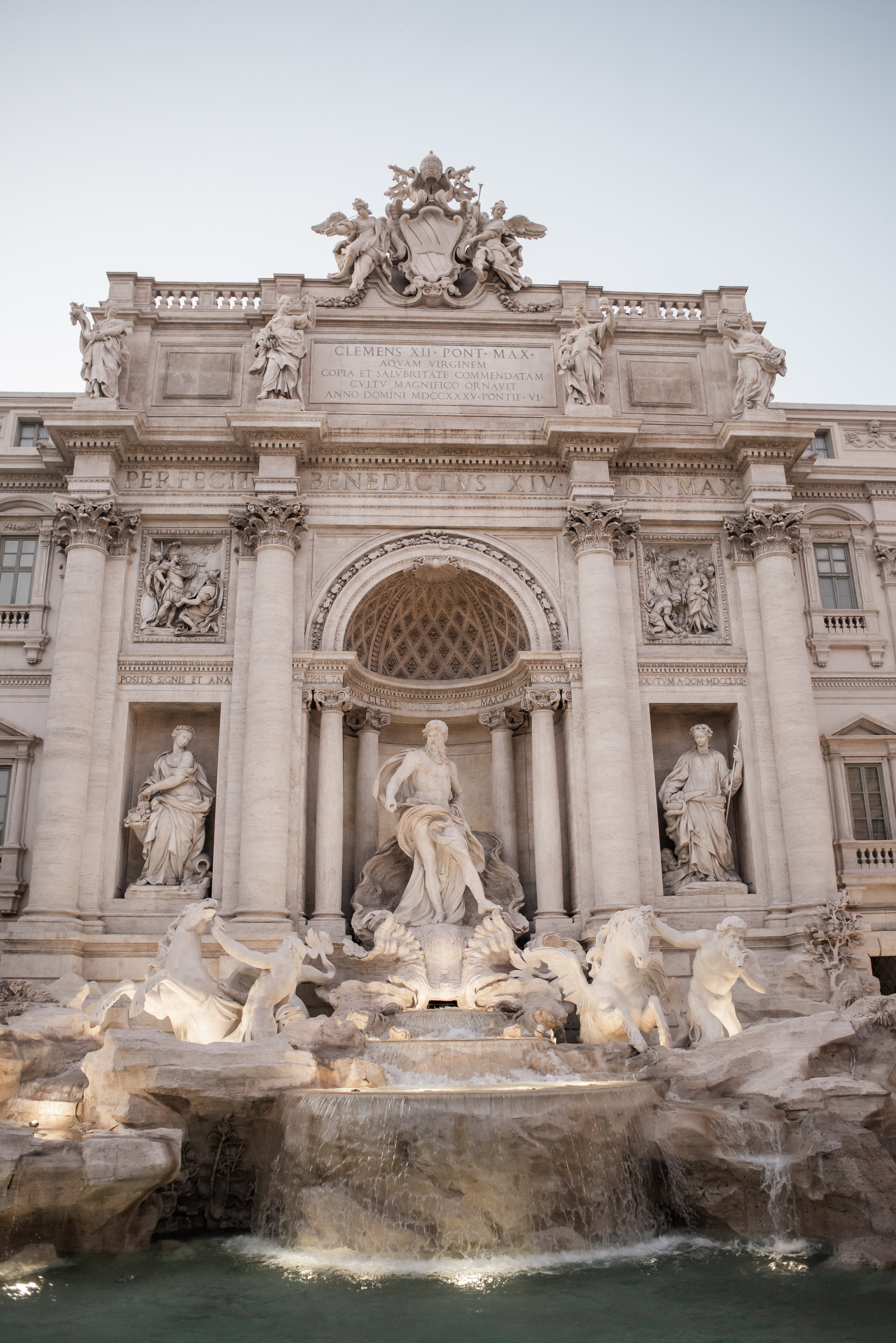 Central sculpture of Trevi Fountain in Rome · Free