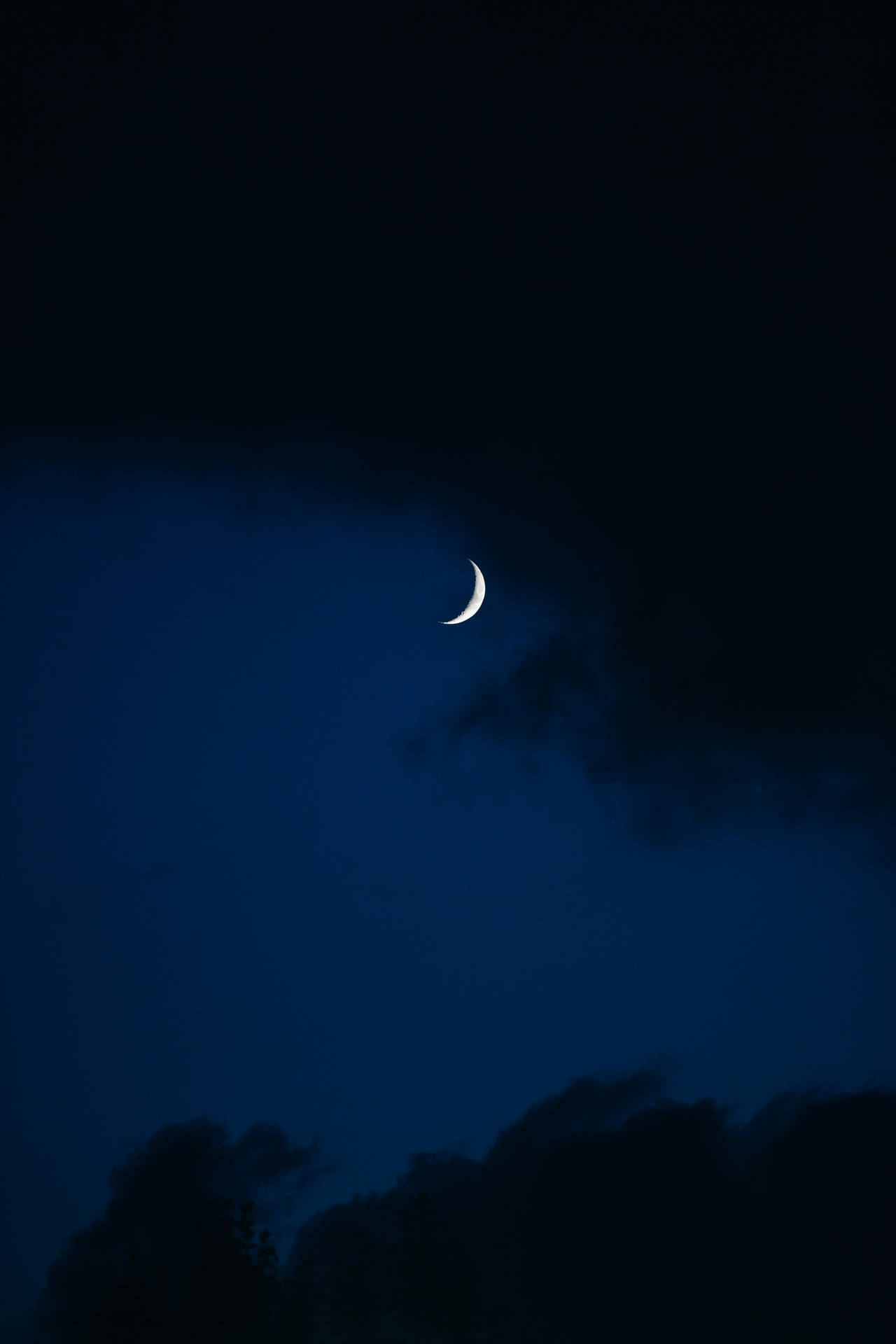 Download Crescent Moon 4k iPhone 11 Wallpaper