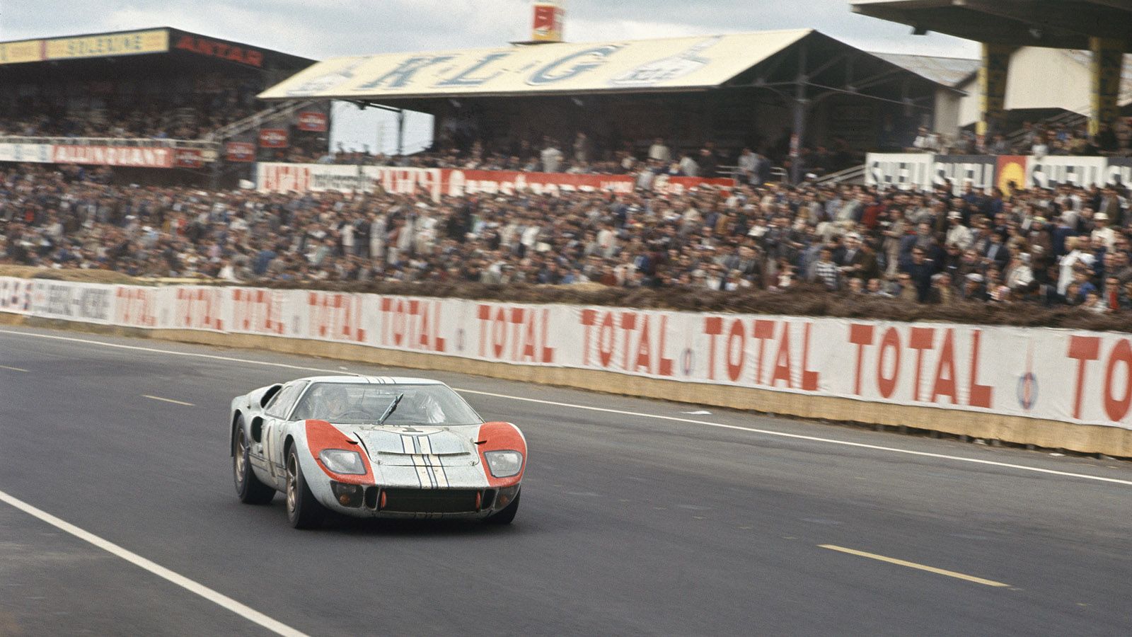 History of the Ford GT40 at Le Mans in photo