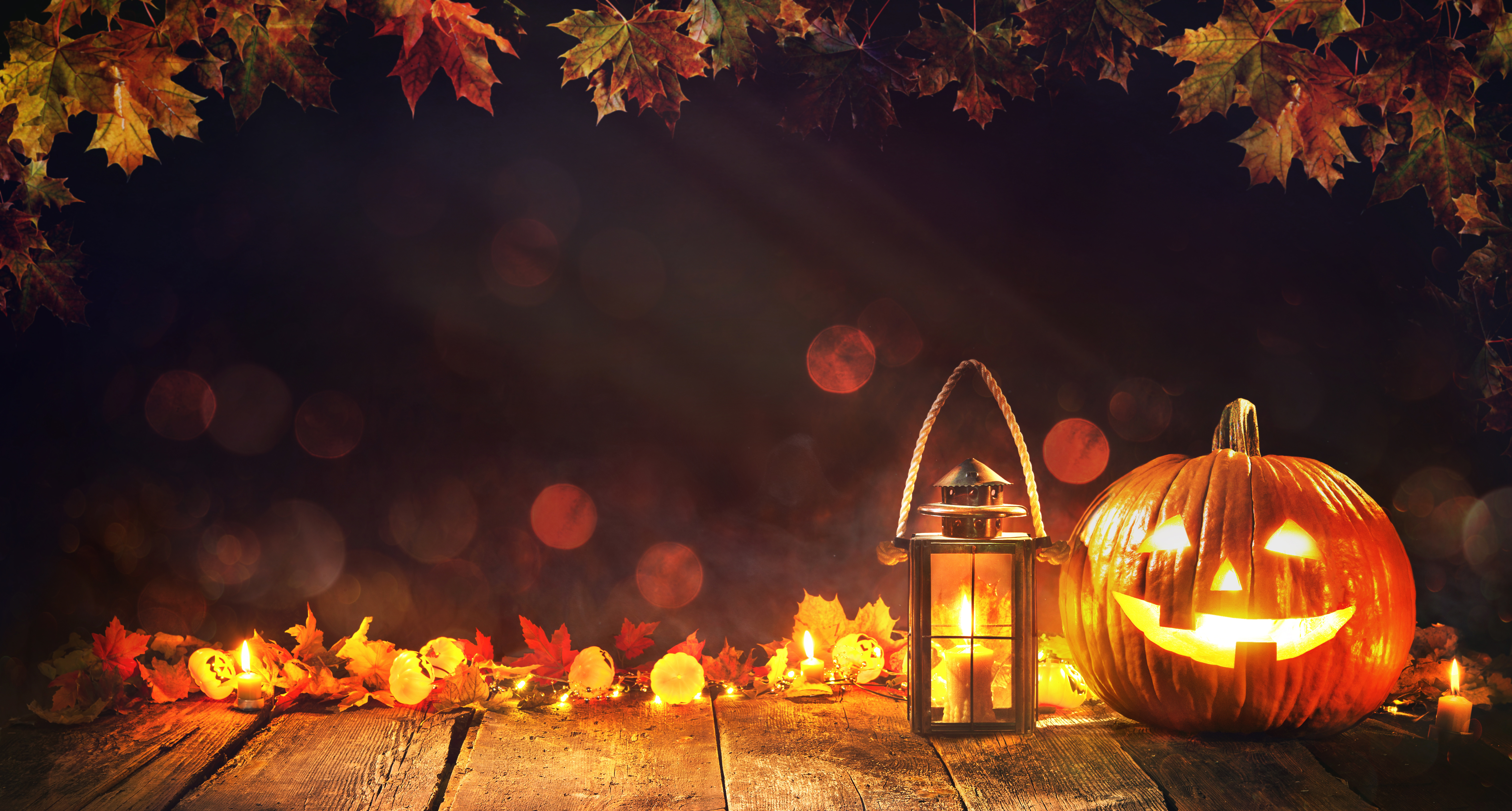 Halloween Glow: 4K Ultra HD Jack O' Lantern Lantern Holiday Wallpaper
