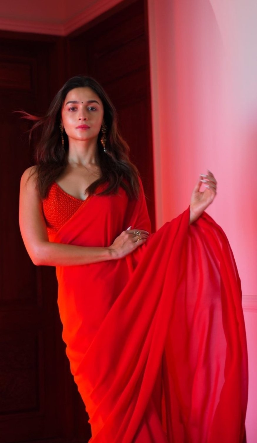 wha- r you doing right now alia? Bhatt rocking a red saree
