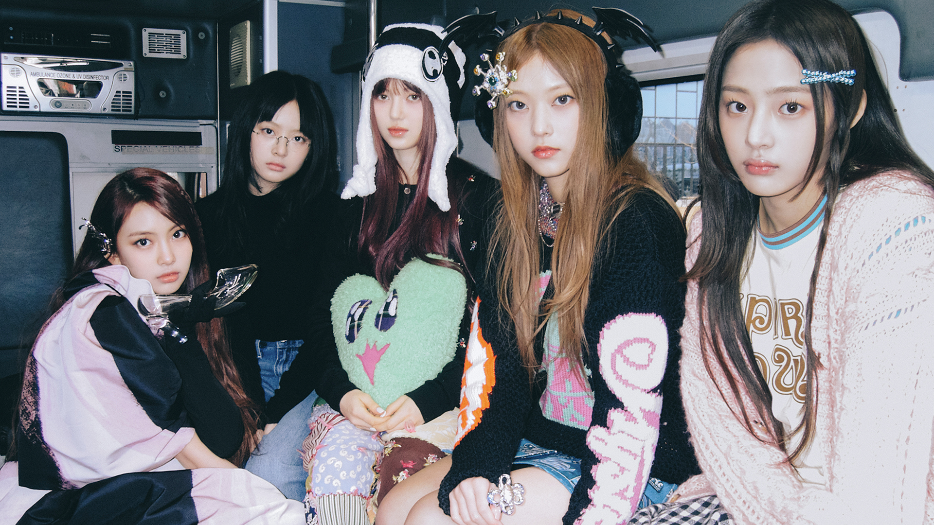 NewJeans Community Posts:11, time to make a wish! ⏰ How about taking some time to think about NewJeans, not just at 11:11, but also at 7:22 and 10:29?