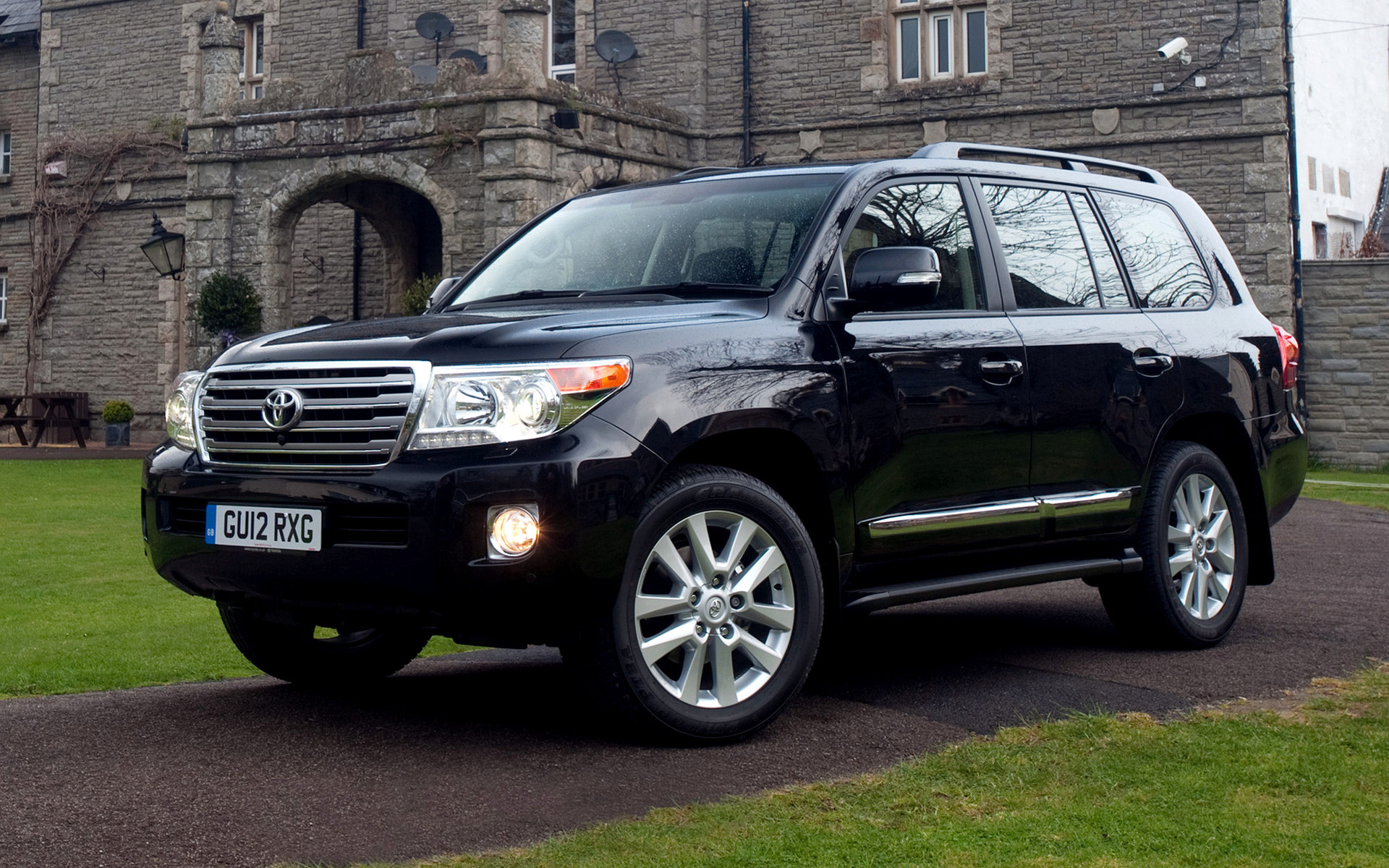 Toyota Land Cruiser V8 and HD Image
