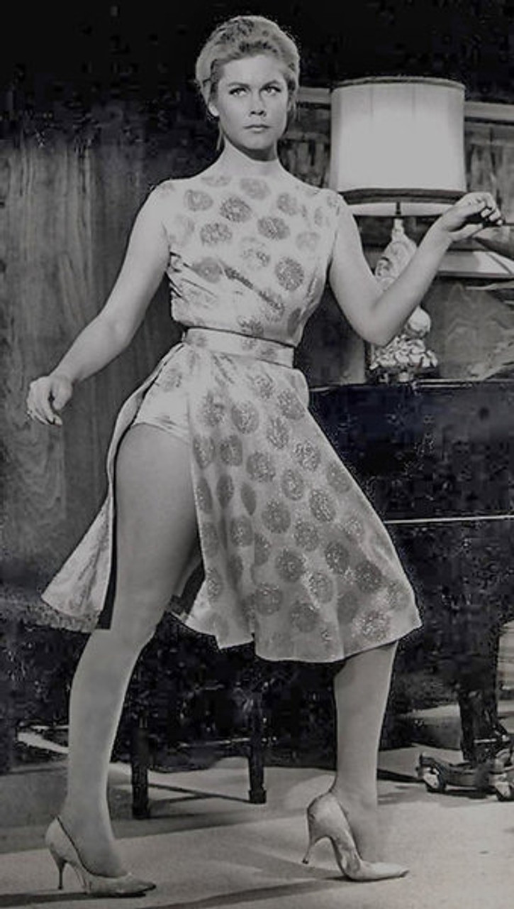 Elizabeth Montgomery in Dress Photo Print (8 x 10) # DAP17650