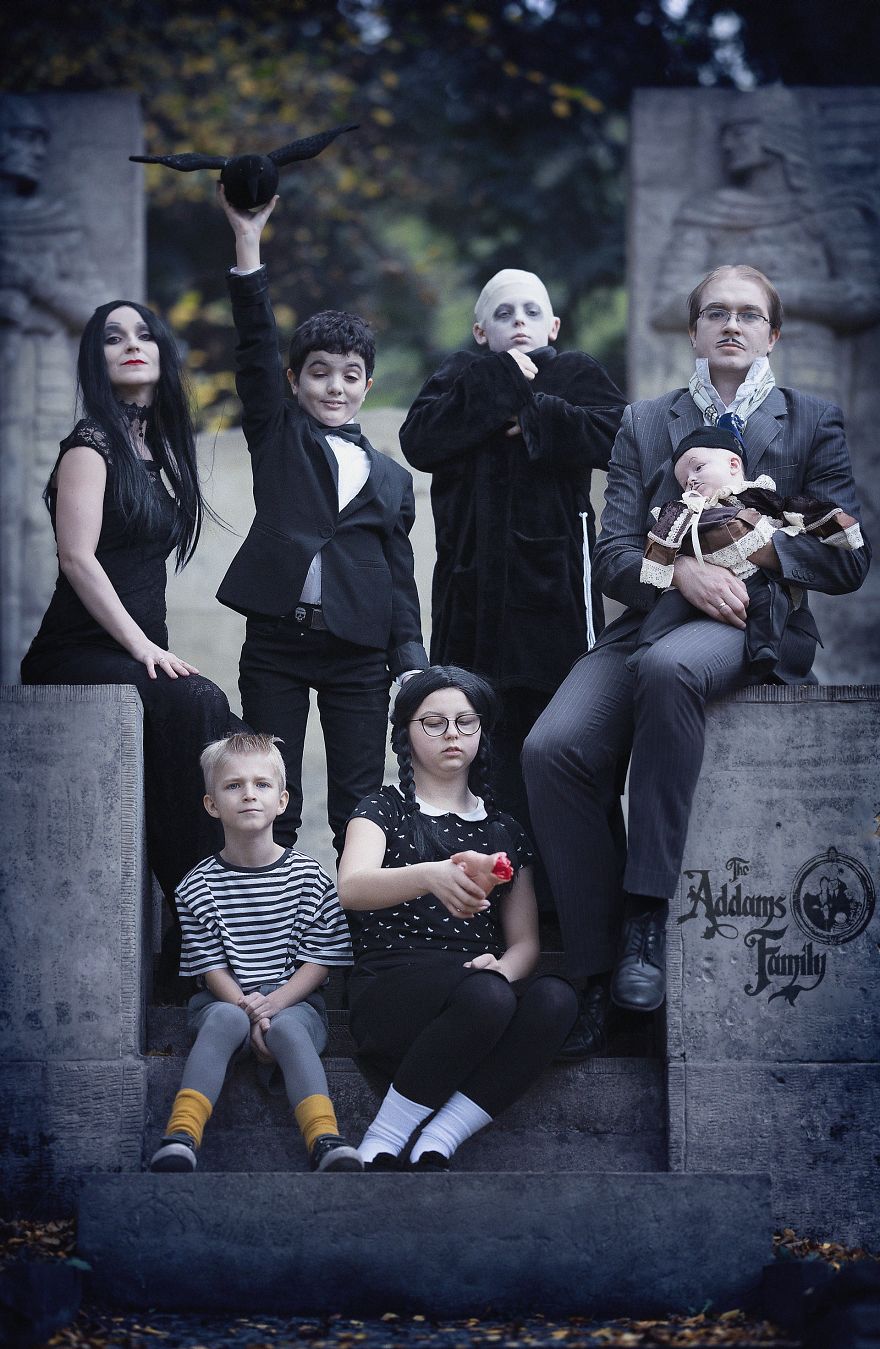 My 20 Pics Of A Family Dressed Up As The Addams Family For Halloween