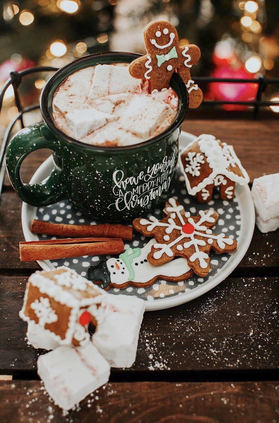 Christmas hot chocolate with homemade peppermint marshmallows and gingerbread cookies ©️Kate B. Рождественские рецепты, Рождественские напитки, Еда на рождество