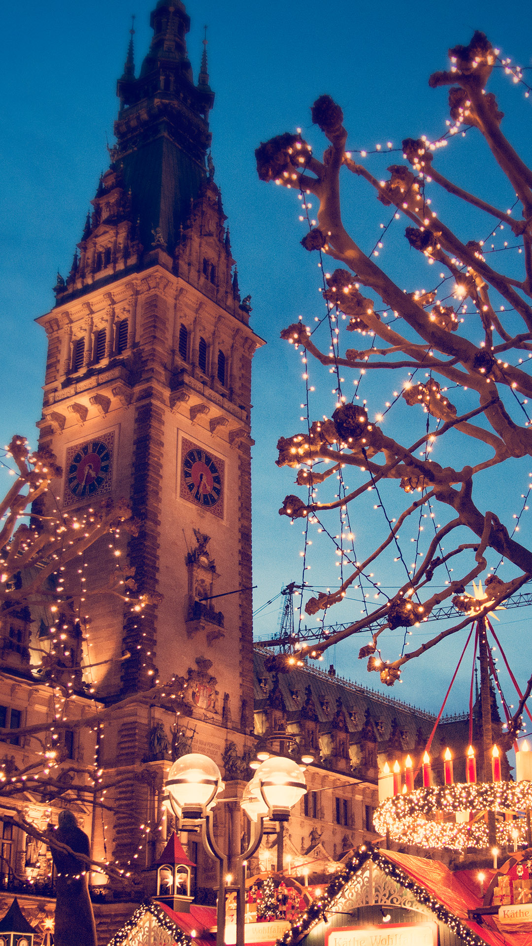 Christmas market at the Hamburg Rathaus Markt, Germany. Windows Spotlight Image