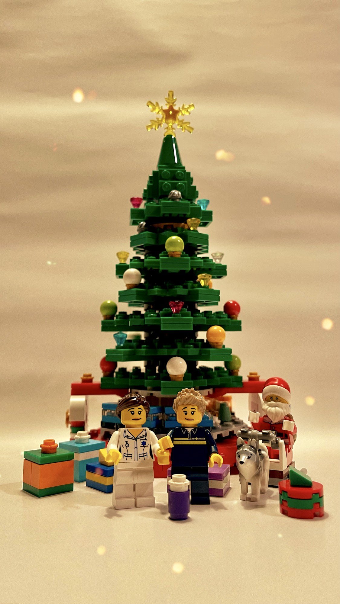 Made a wallpaper for the holidays. The minifigs represent my girlfriend and me