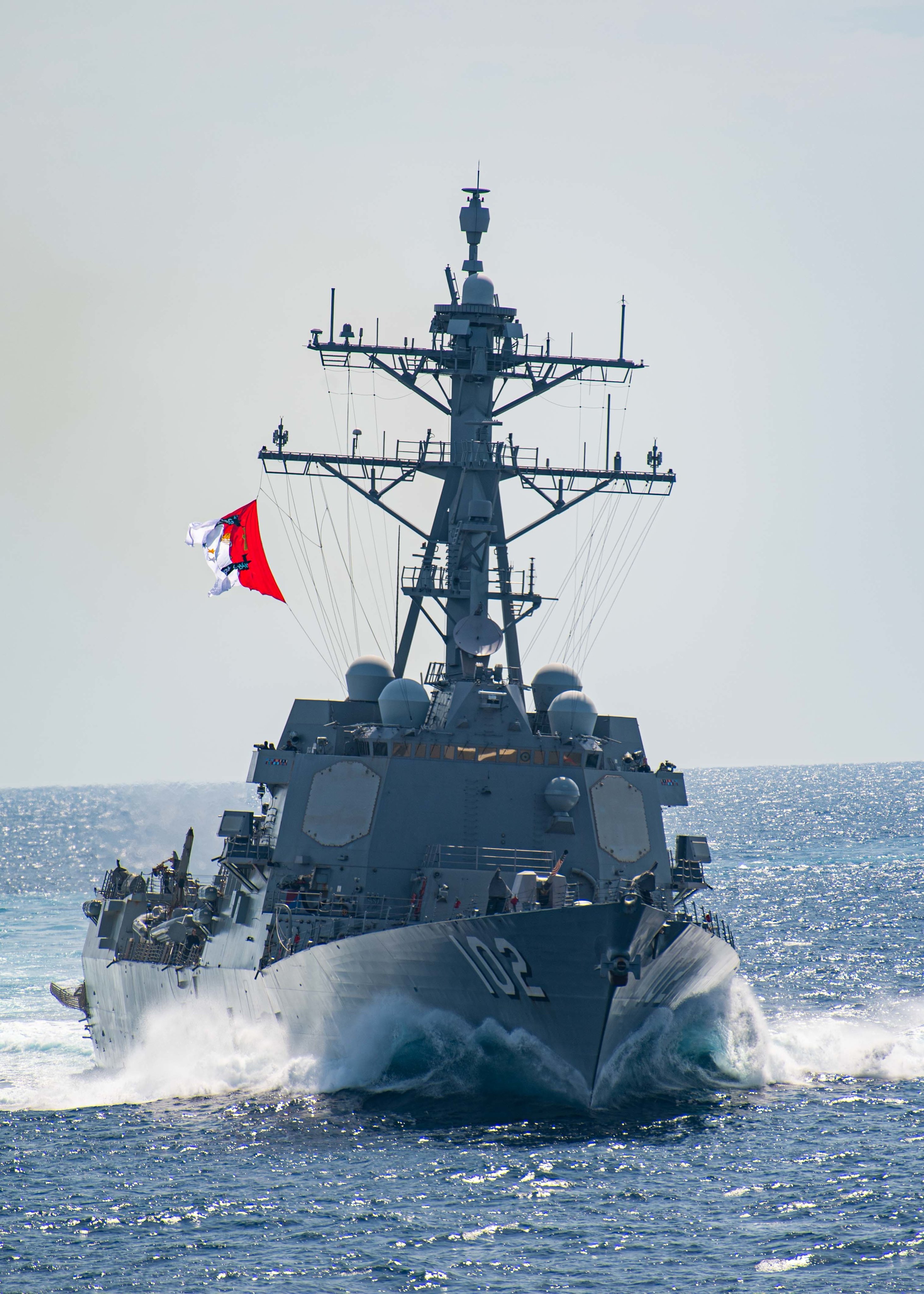 U.S. Navy speed into the weekend! ⚓ #USSSampson (DDG 102) conducts routine underway operations in the #PhilippineSea. Sampson is on a scheduled deployment in the AOR in support