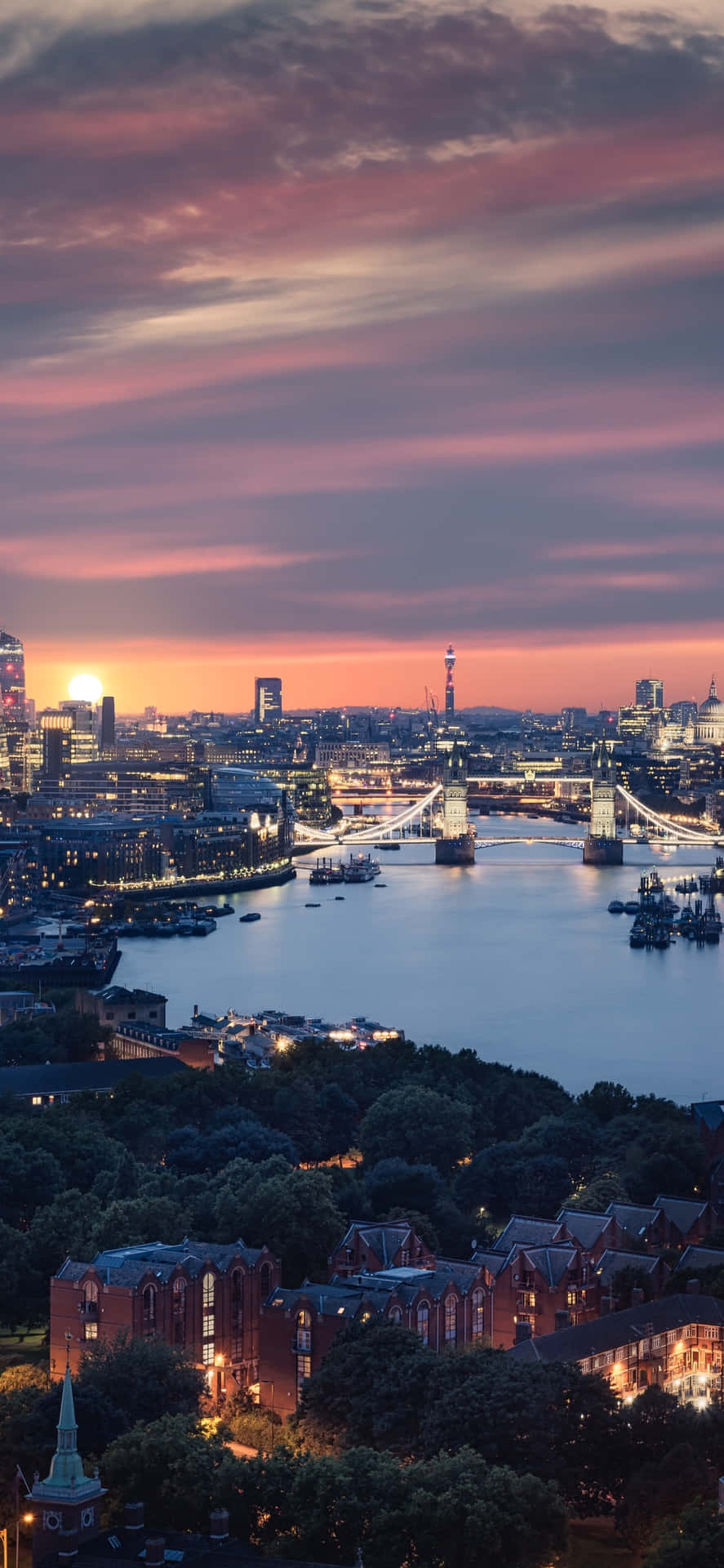 Download Showcasing the beauty of London through an iPhone Wallpaper