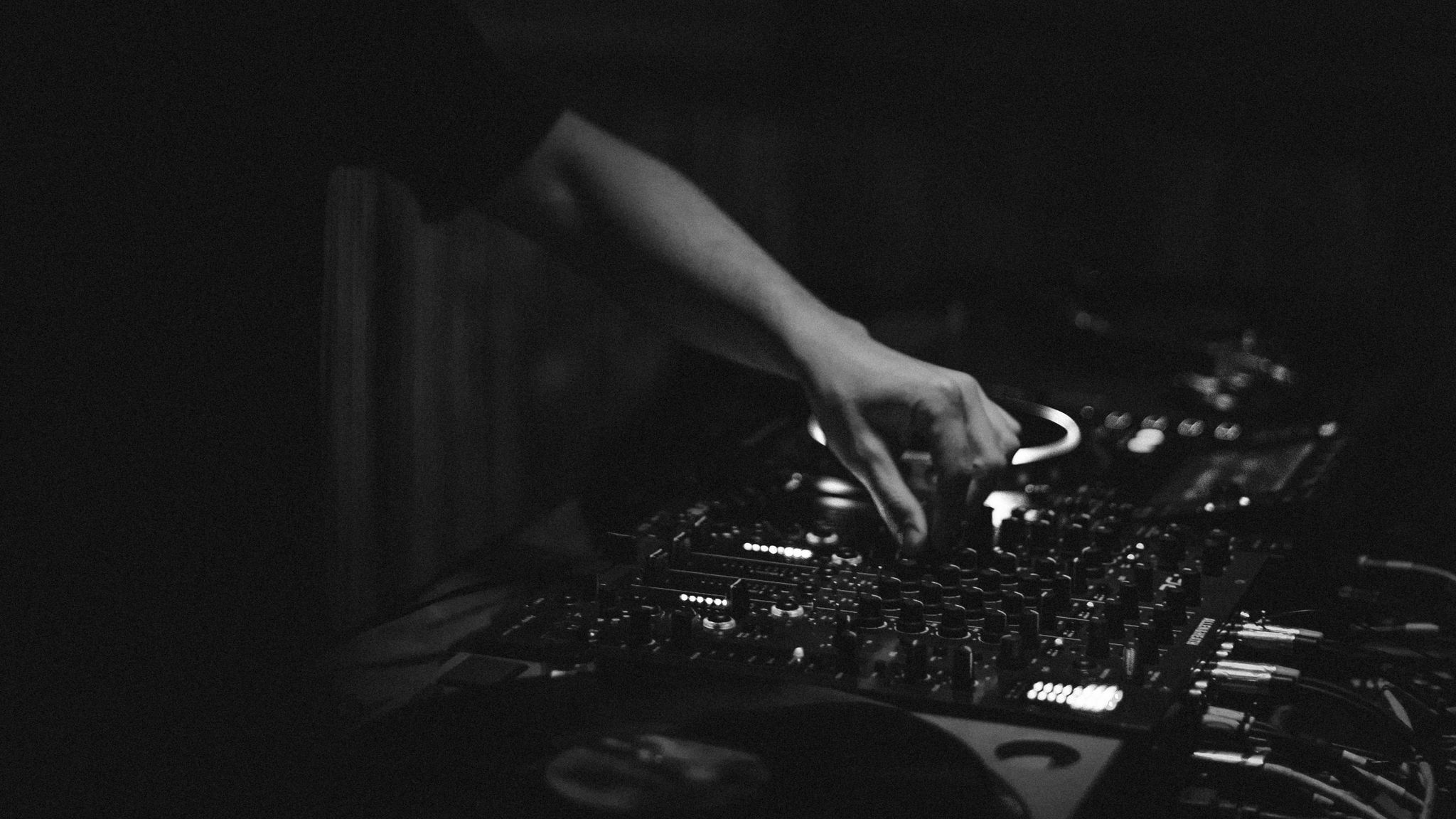 Download wallpaper 2048x1152 dj, hand, equipment, bw, music ultrawide monitor HD background