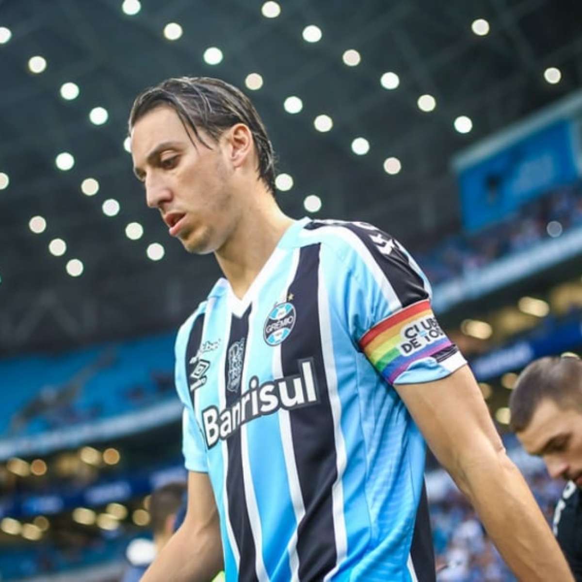 Com Geromel lesionado, Grêmio avalia a contratação de zagueiro
