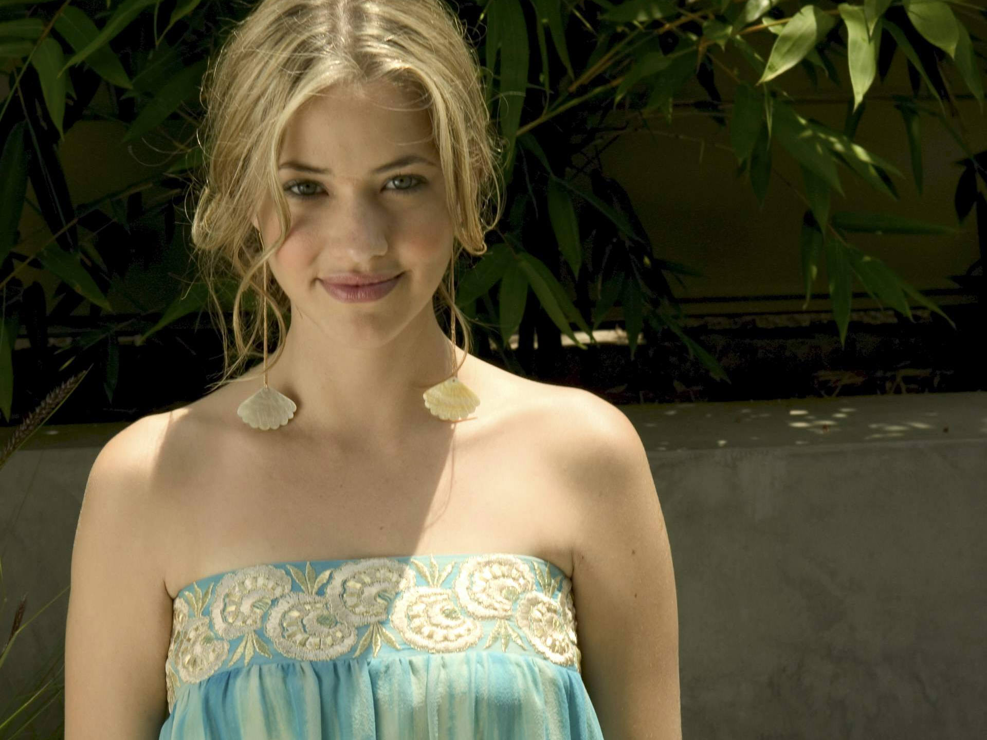 Julie Gonzalo Wallpaper