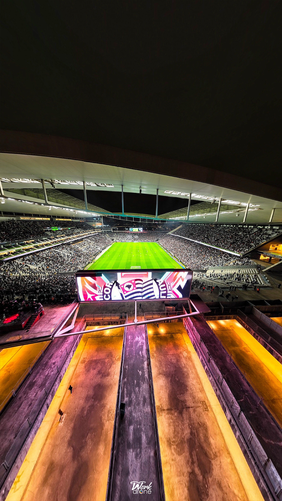 Fundo de tela do Corinthians: Lado sul da Neo Química Arena com escudo no telão