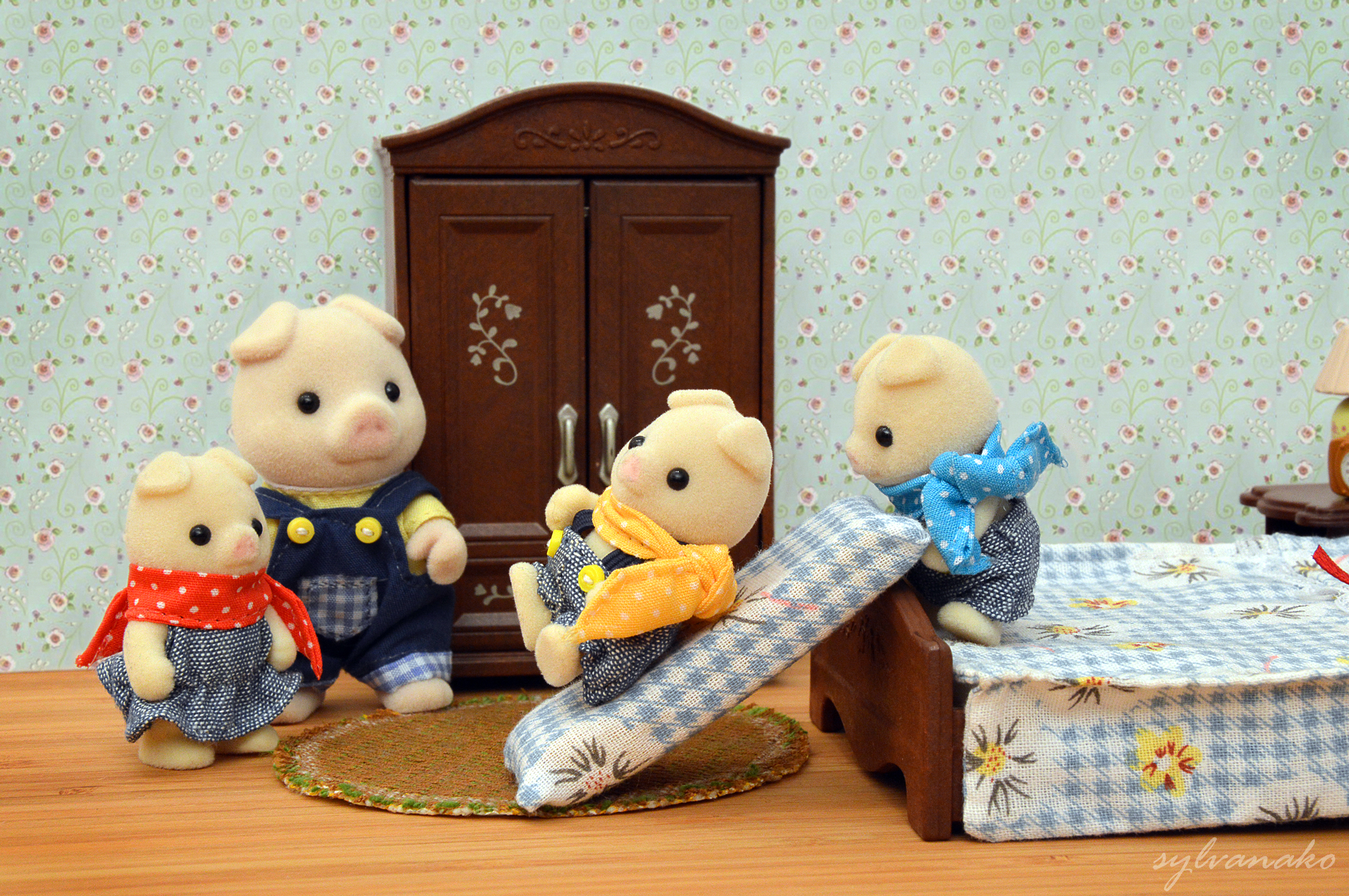 Wallpaper, sylvanian, families, calico, pig, piggies, piglet, cute, slide, room, play, siblings, home, bed, pillow, babies 2500x1662