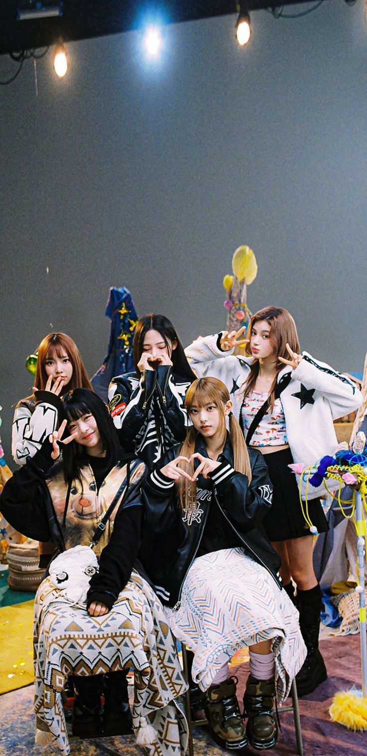 NewJeans. Cool kpop wallpaper, Concert aesthetic, New jeans style