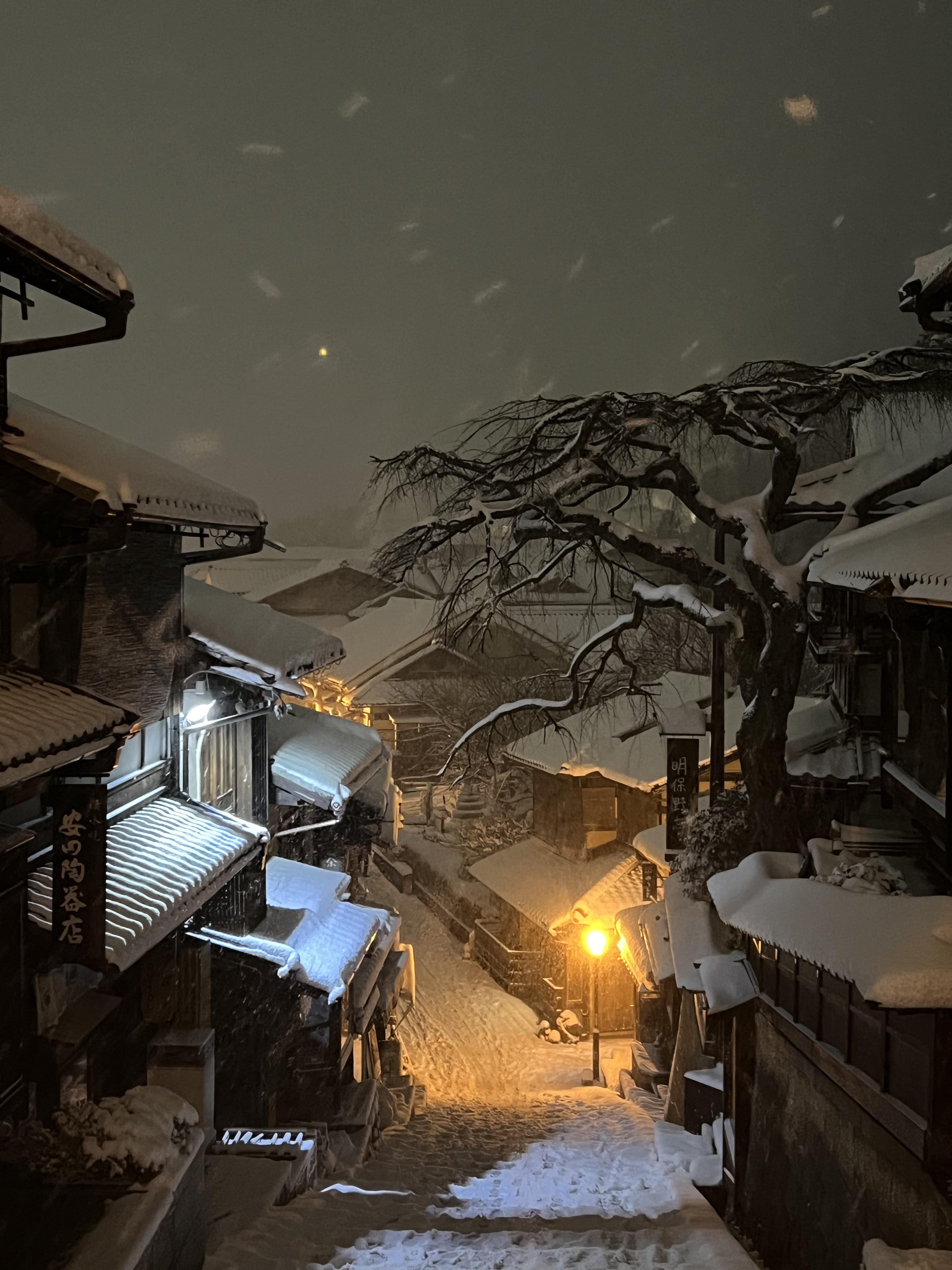 ITAP of the snow in Kyoto this evening
