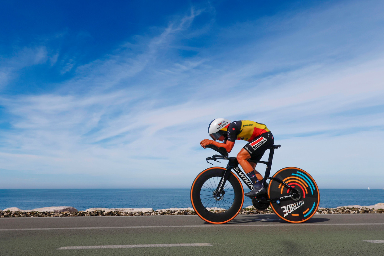 Remco Evenepoel wint openingstijdrit Giro en verovert meteen eerste roze trui