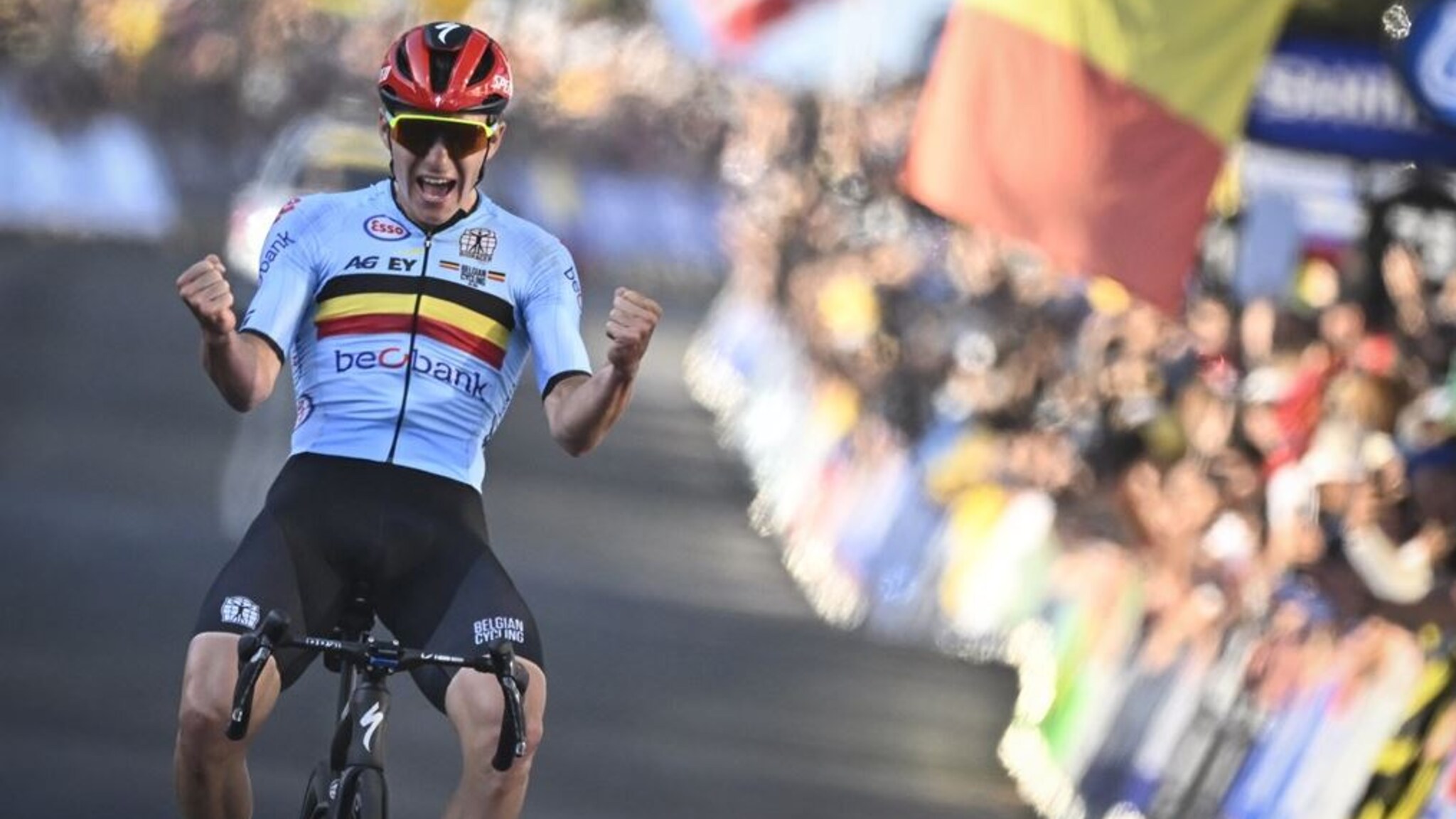 Remco Evenepoel wereldkampioen wielrennen na indrukwekkende solo