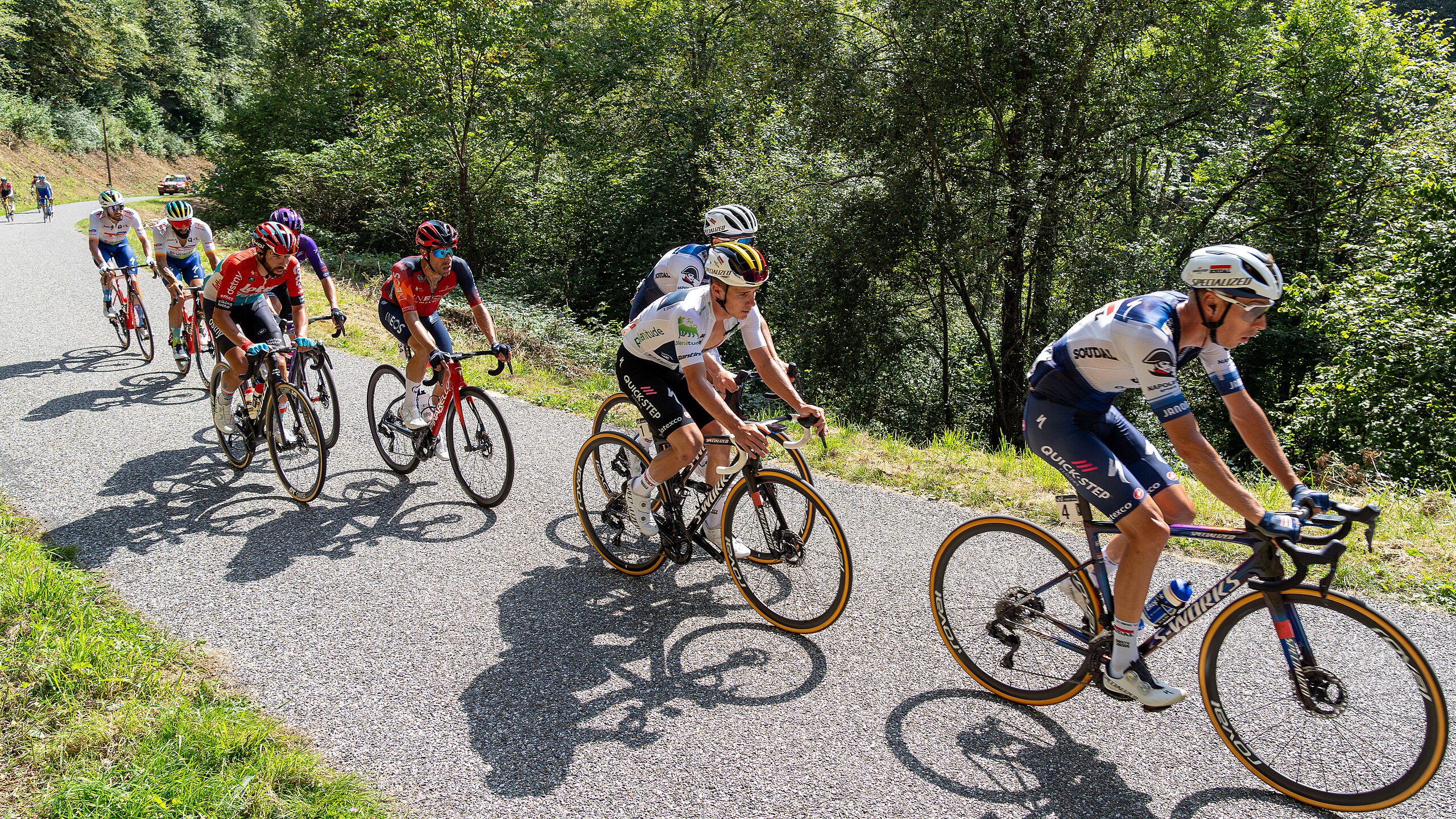 Peloton of Vuelta 2023 in col de Spandelles with Remco