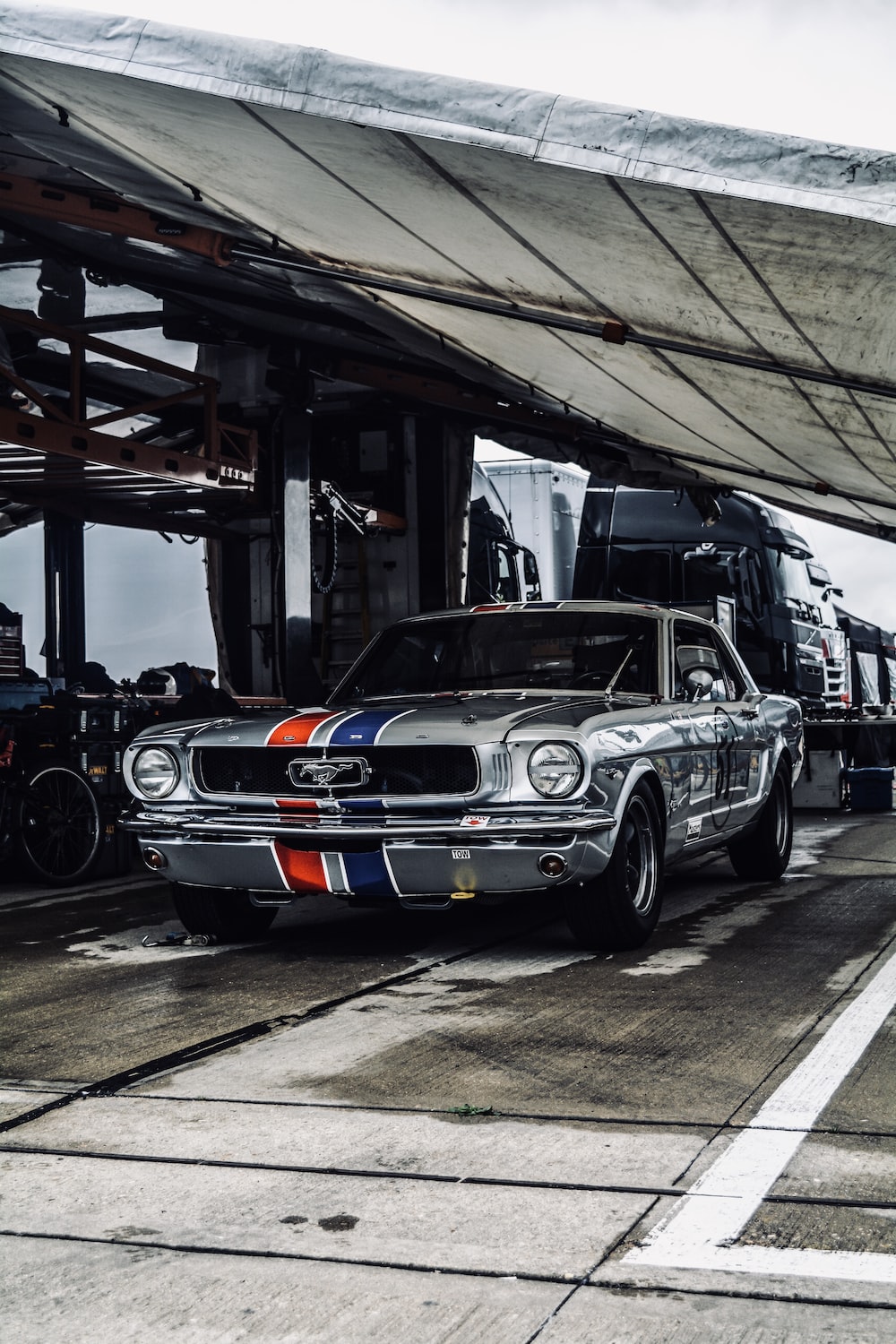 Shallow focus photo of gray Ford Mustang photo