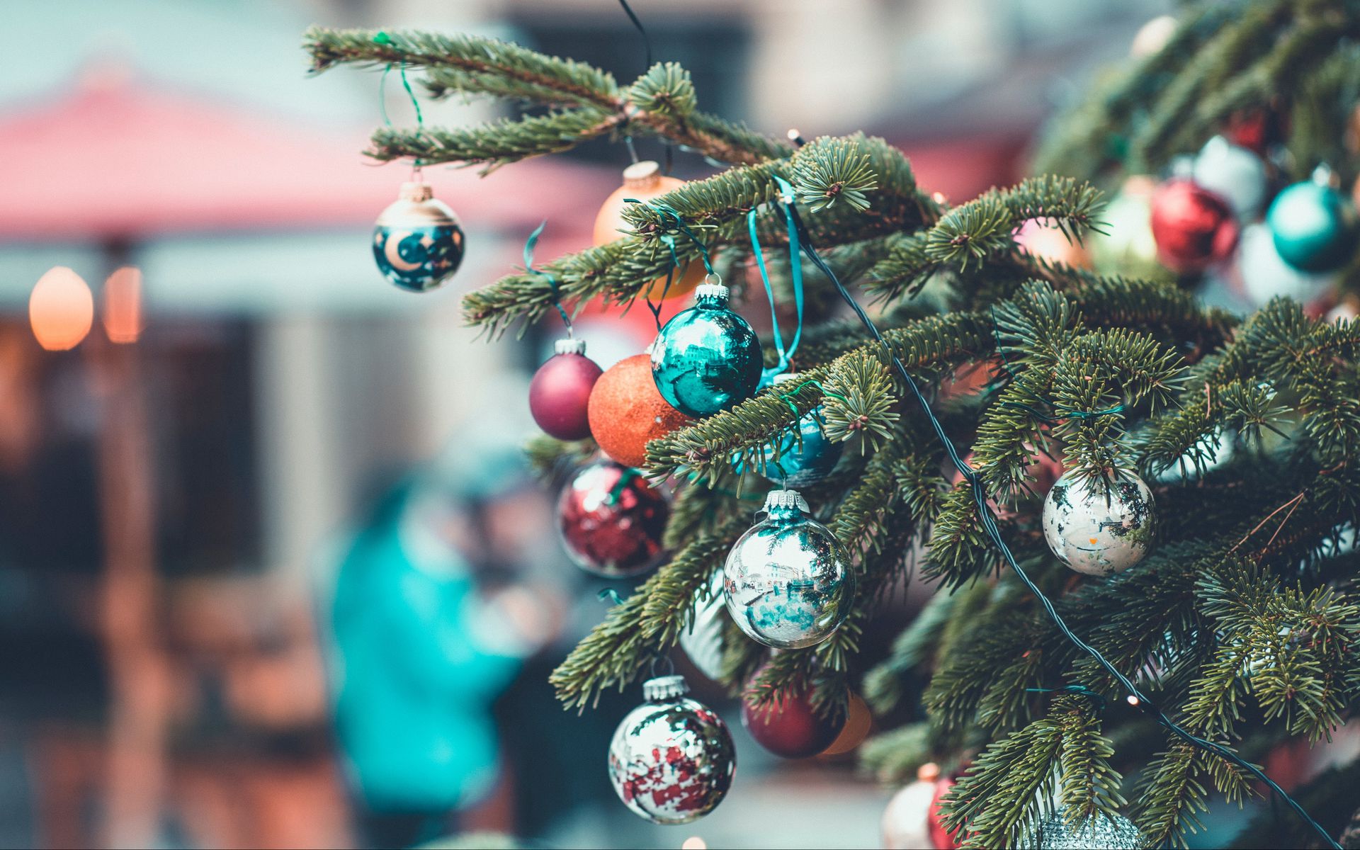 Download wallpaper 1920x1200 tree, decoration, balls, new year, christmas widescreen 16:10 HD background