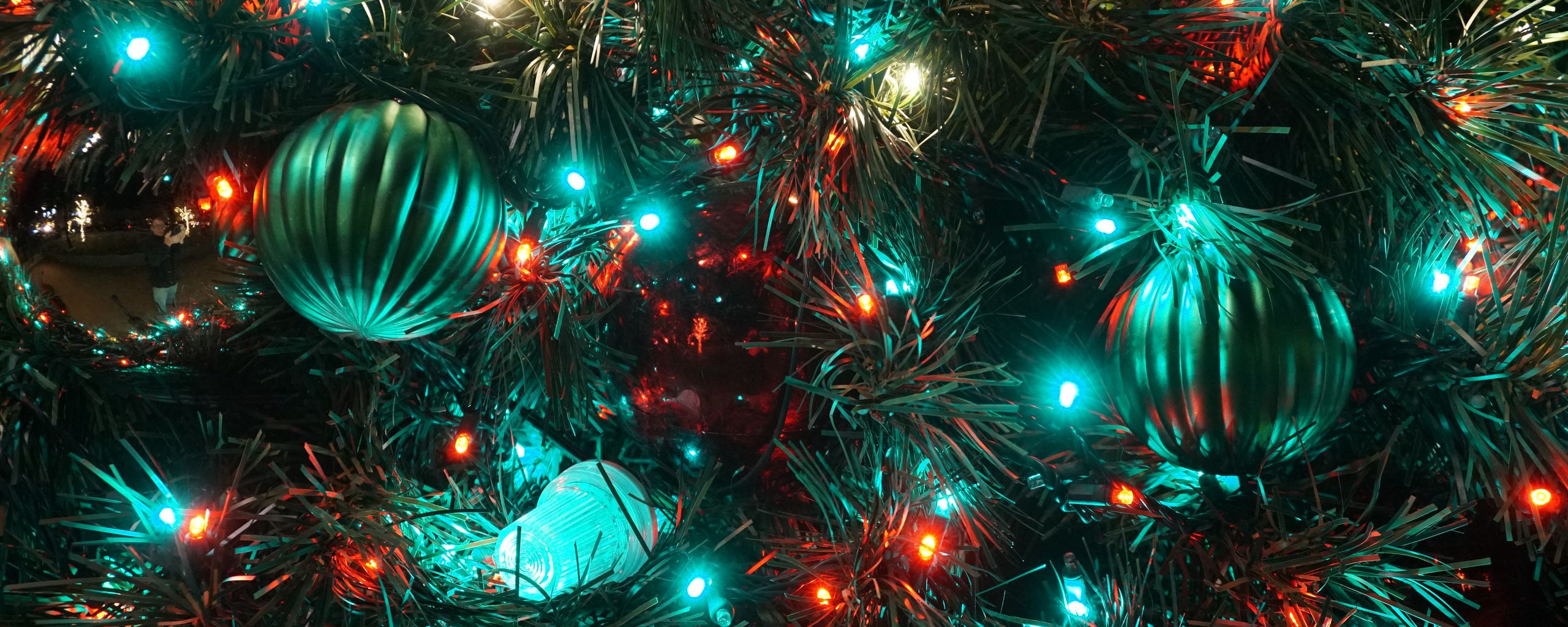 Download wallpaper 2560x1024 christmas toys, garland, light, christmas tree, new year, christmas ultrawide monitor HD background