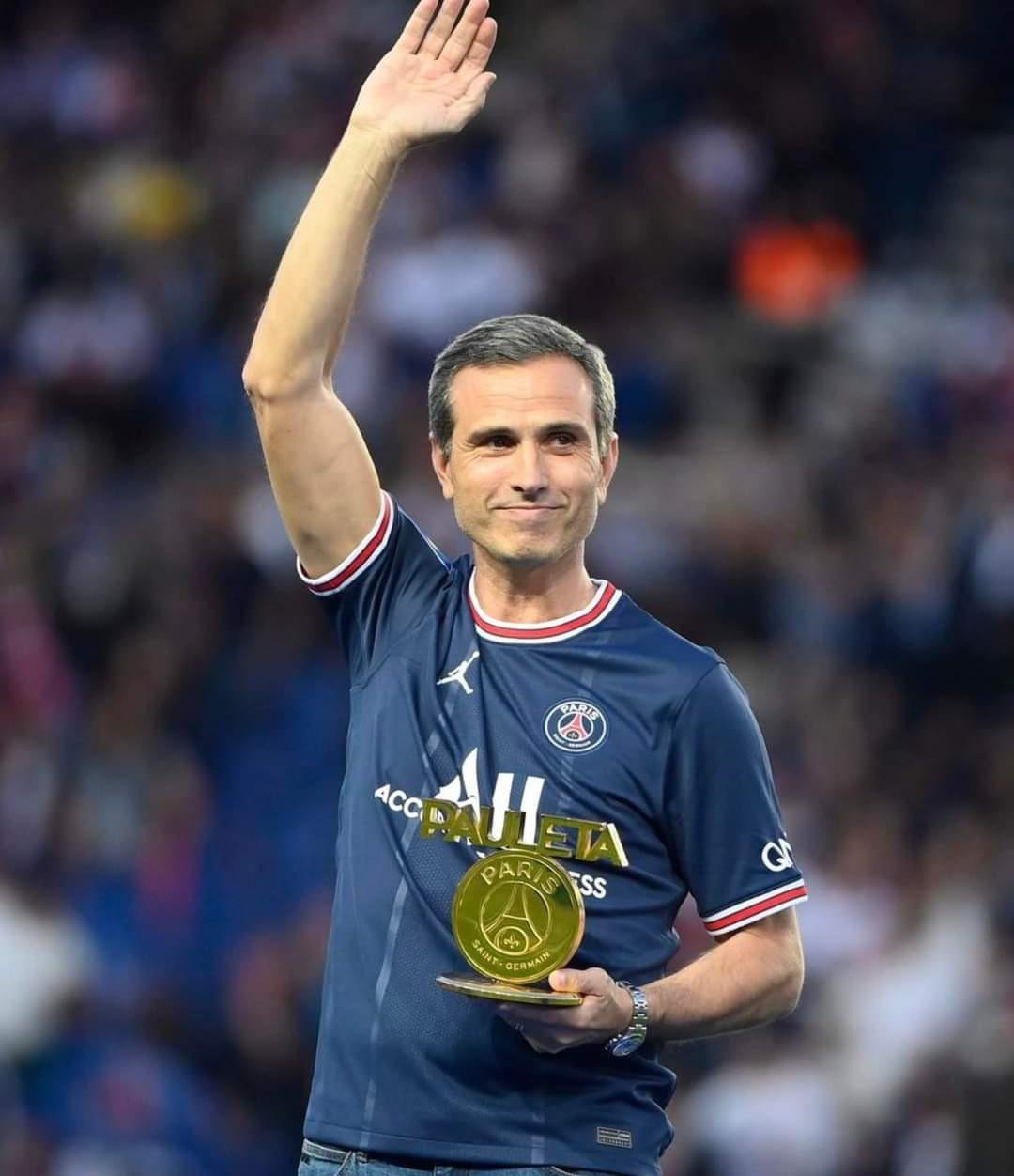 Pedro Miguel Pauleta celebrated before the PSG