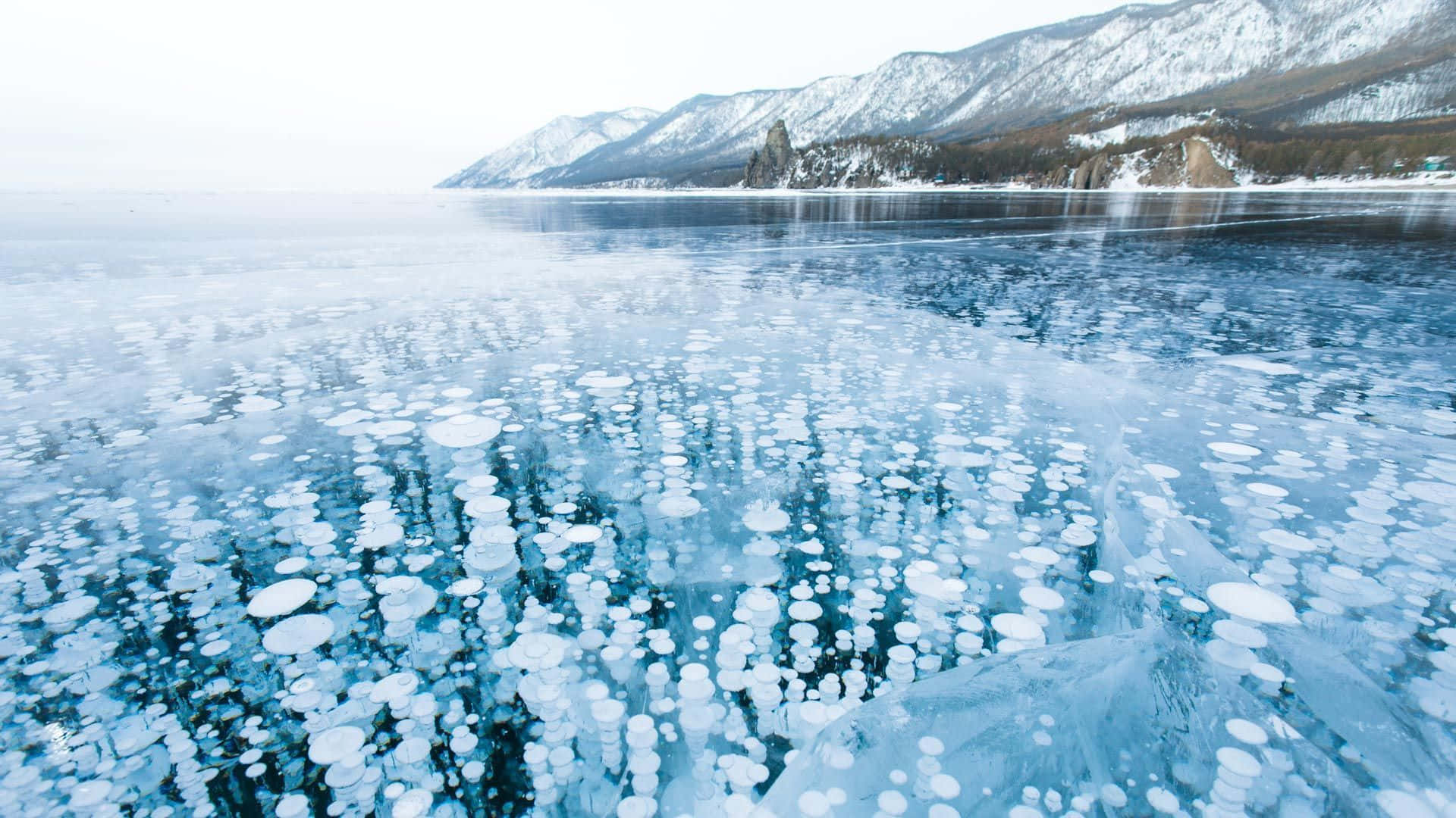 Download Stunning Frozen Lake in Winter Wallpaper