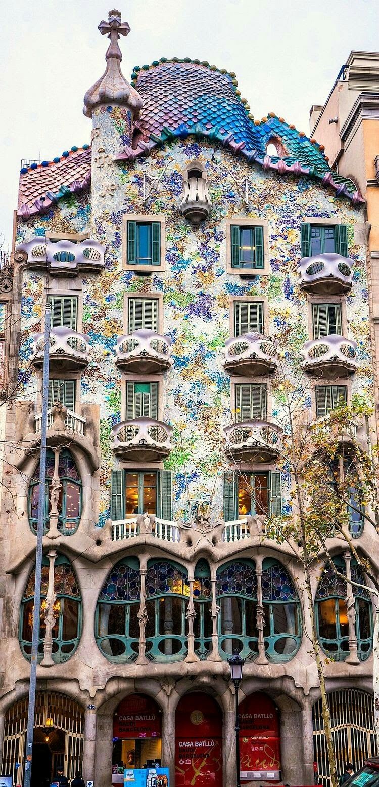Beautiful design of Gaudí. Reisen, Schöne gebäude, Barcelona