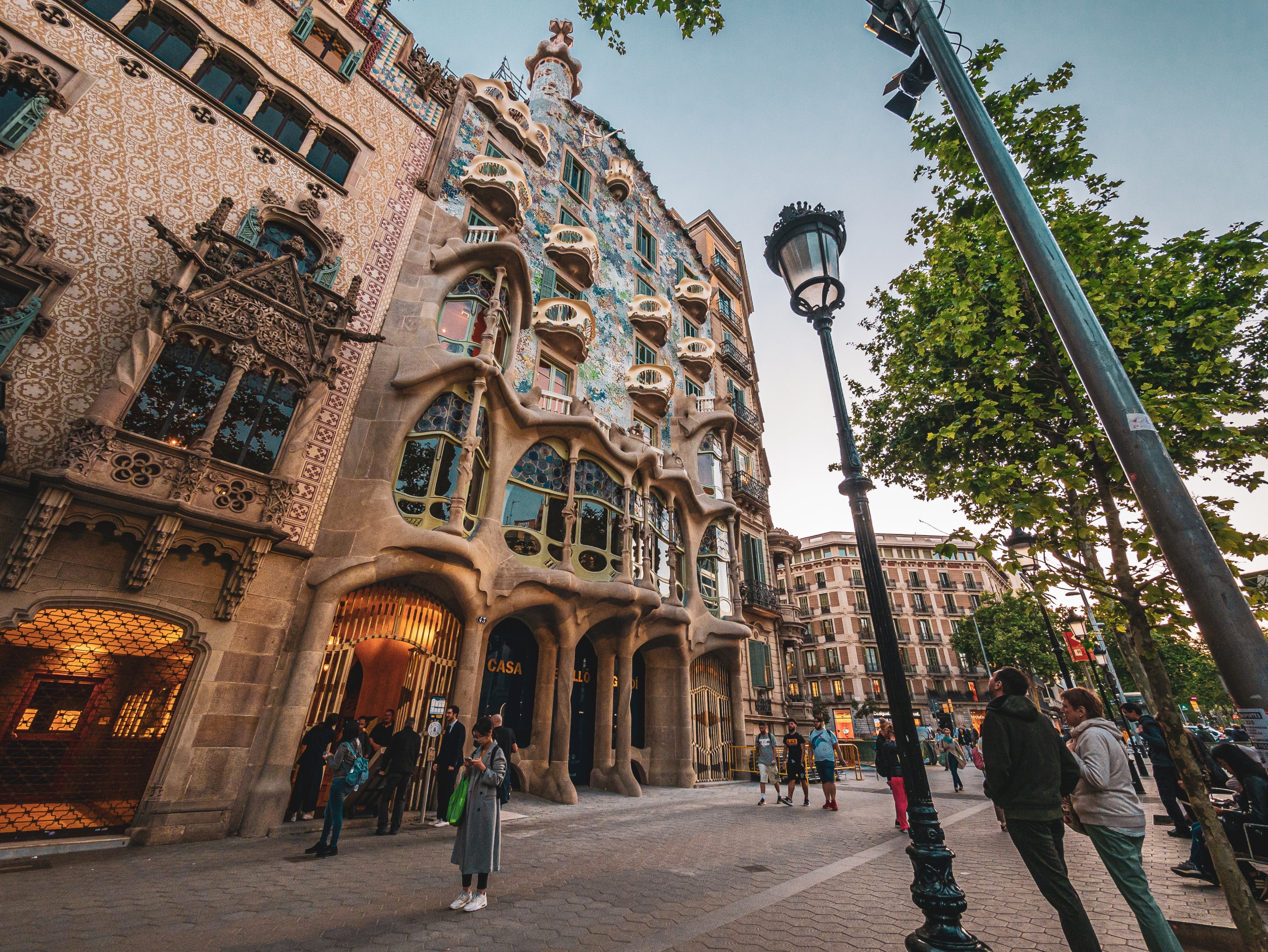 The restoration of the facade of Casa Batlló ends