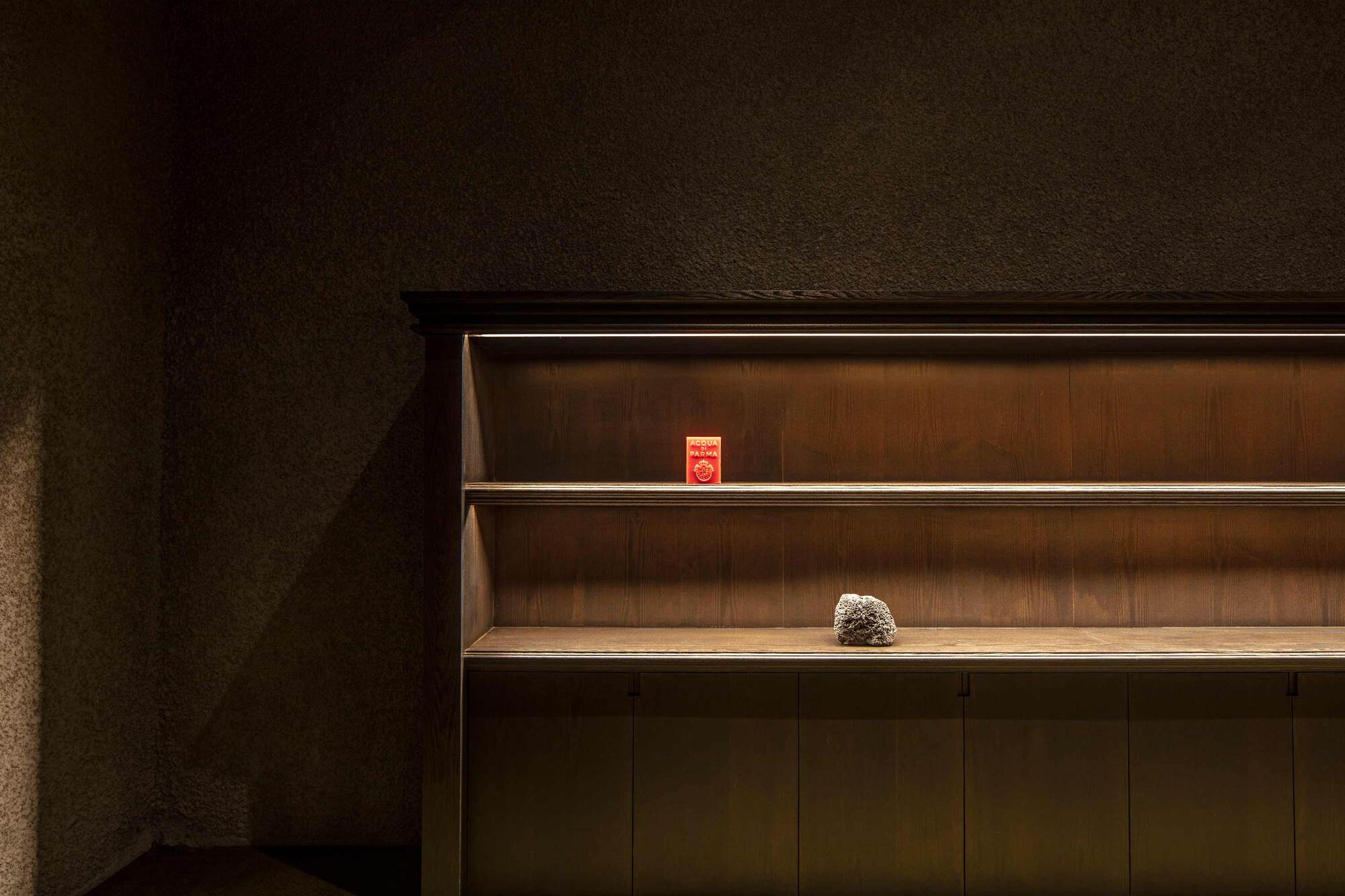 Gallery Of The Perfume Club / T FP