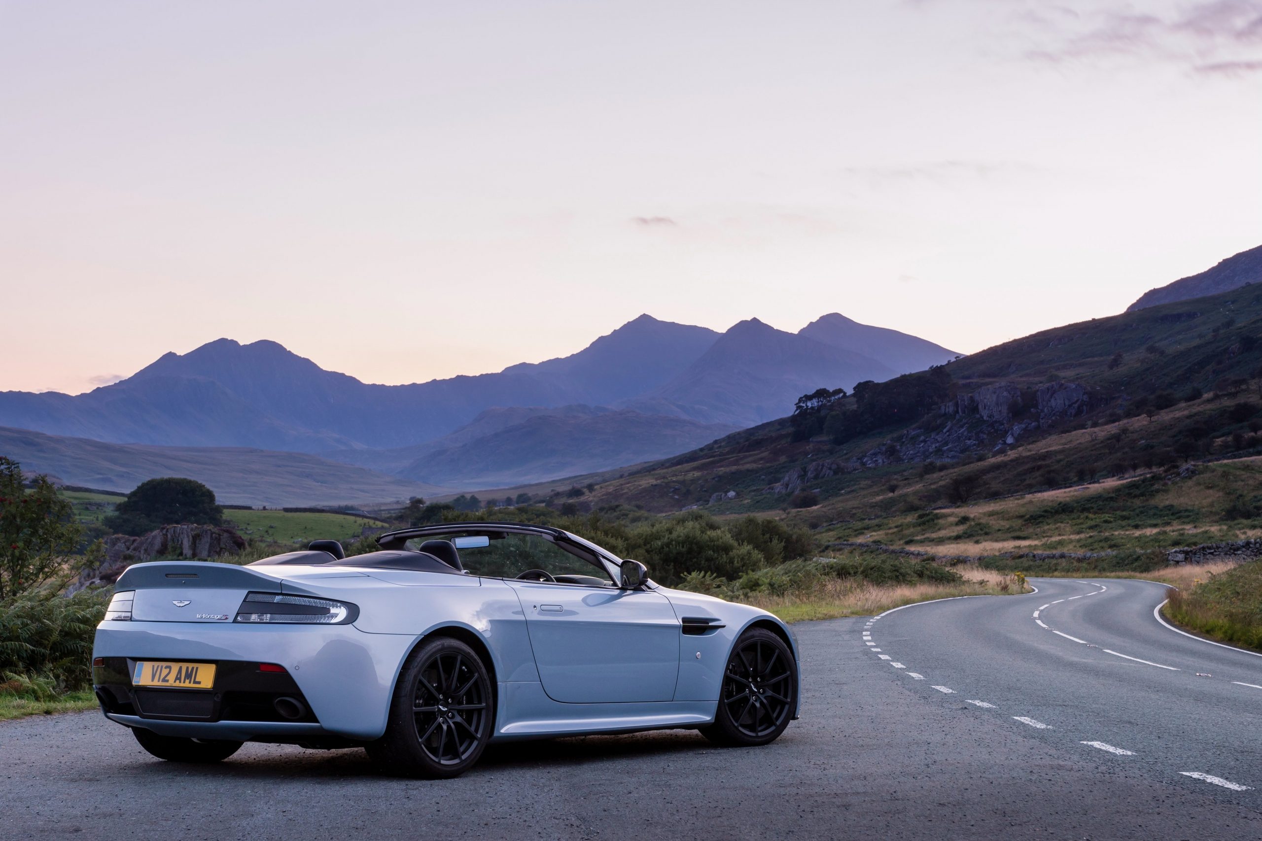 Aston Martin V12 Vantage S Roadster Wallpaper