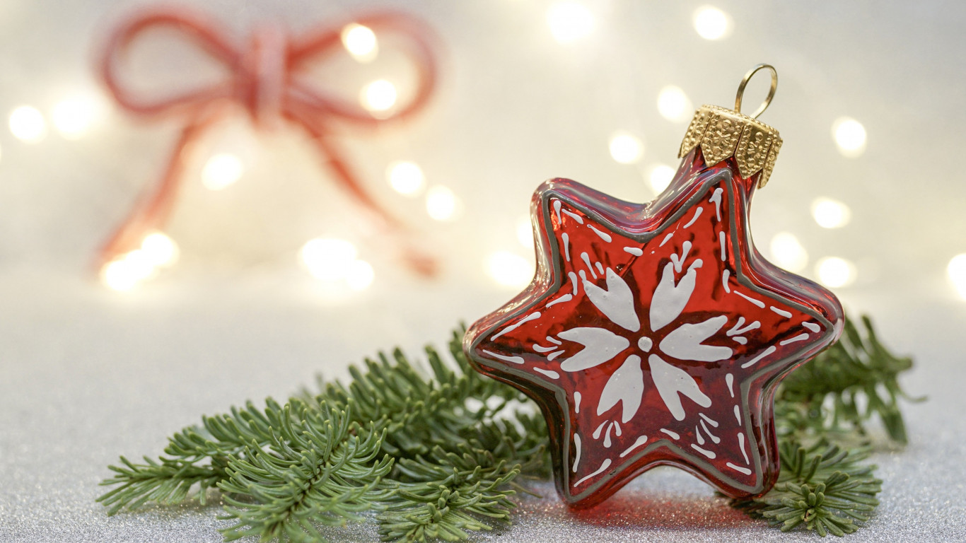 Download wallpaper: Christmas decorations 1366x768