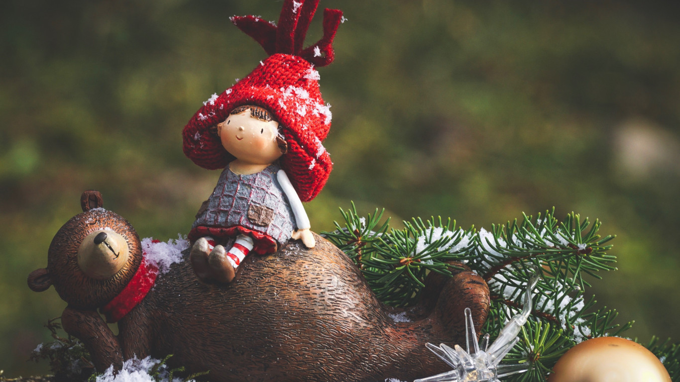 Download wallpaper: Cute Christmas decoration 1366x768