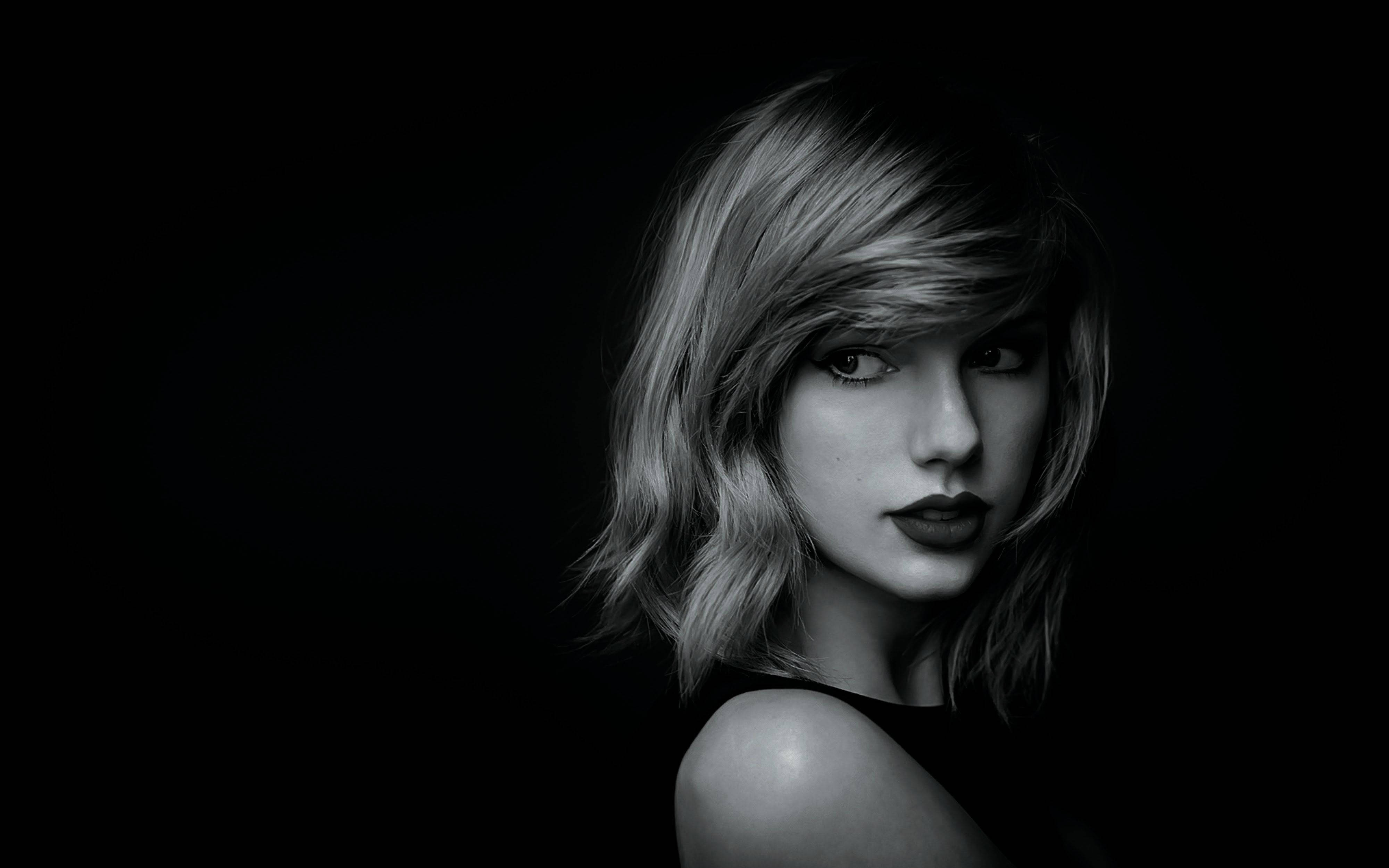 Download Taylor Swift Showing Off Her Musical Talents Wallpaper