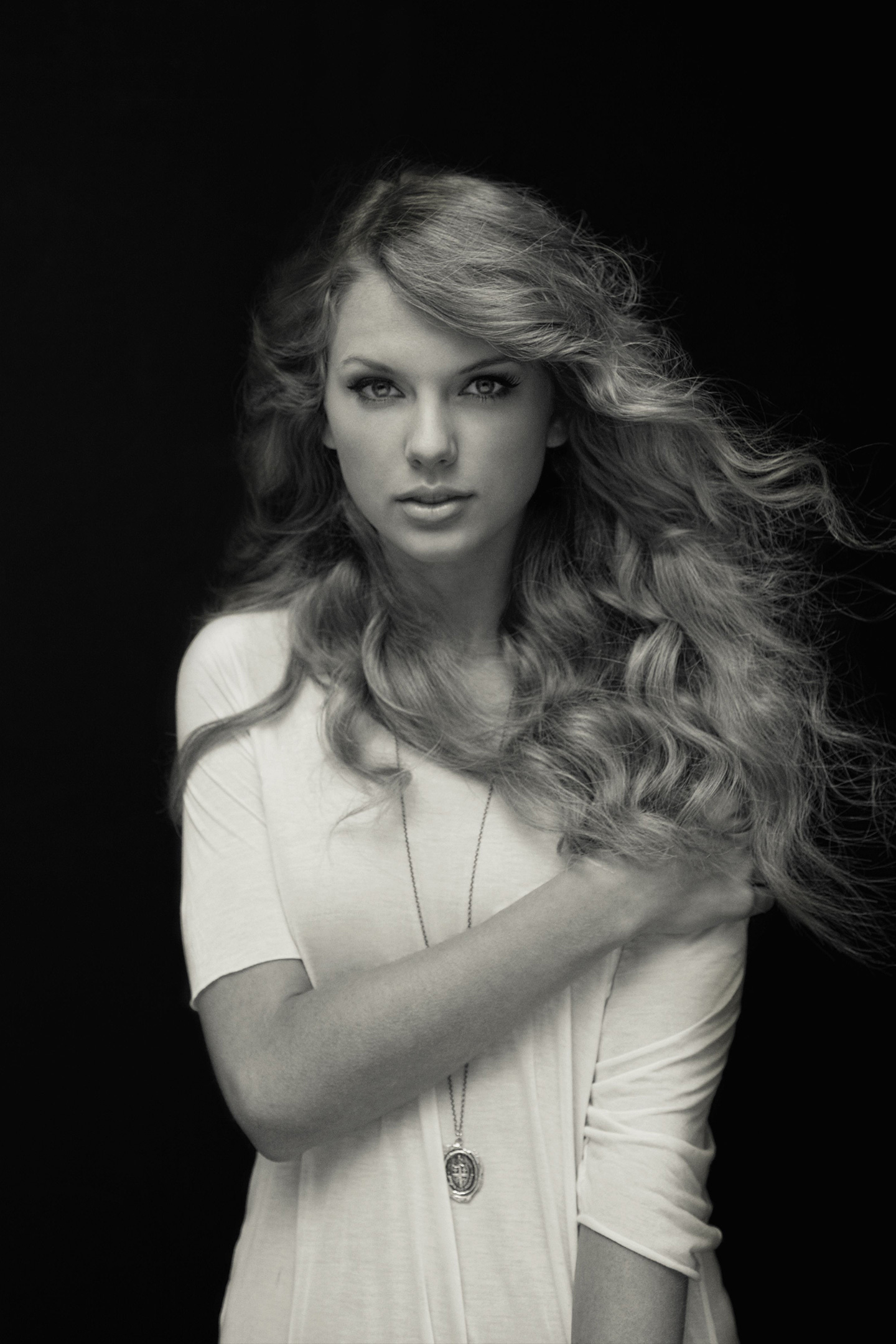 Download wallpaper 1440x2880 taylor swift, curly hair, black and white, lg v30, lg g6, 1440x2880 HD background, 4717