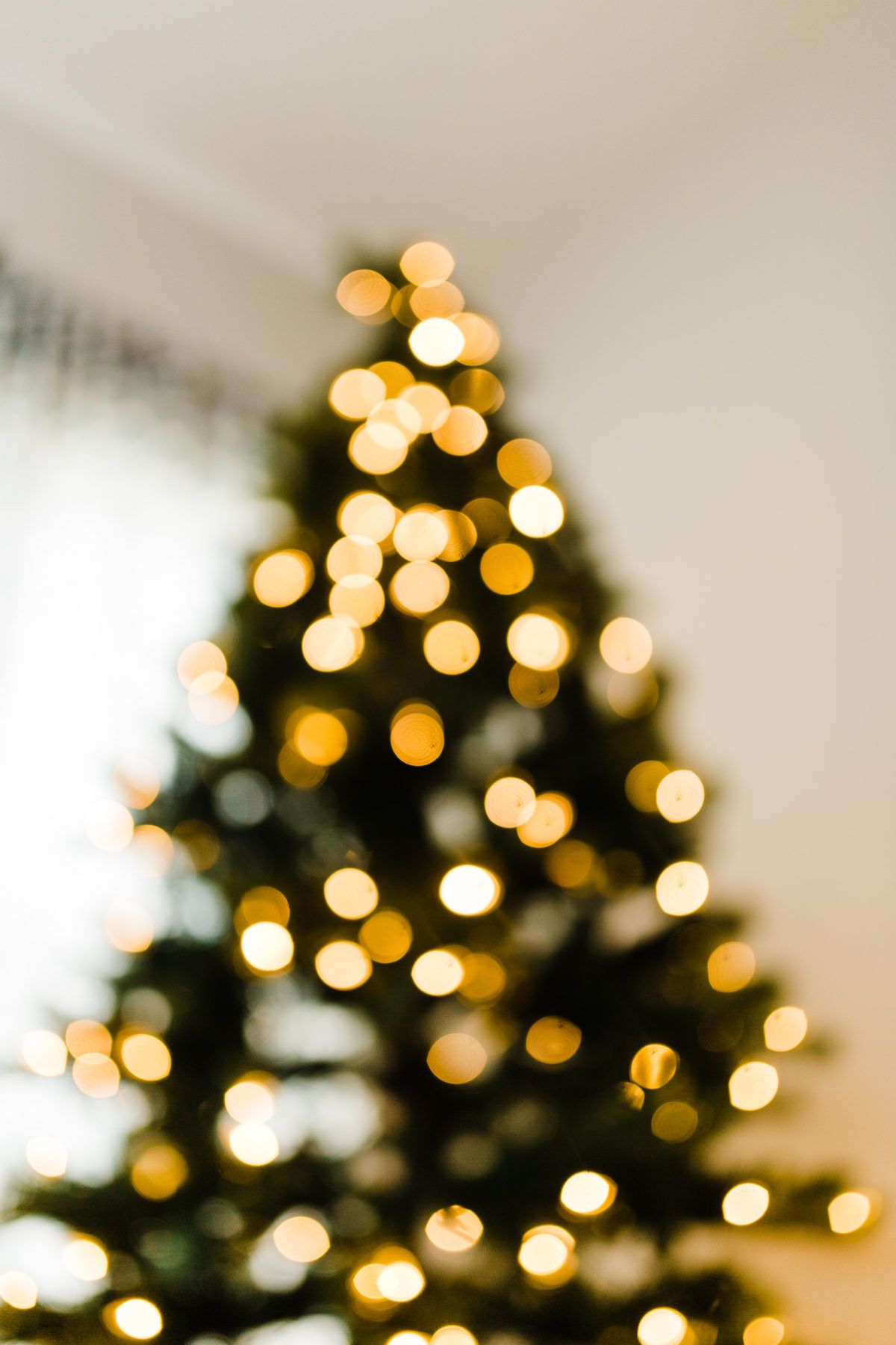 How to Blur Christmas Lights in Background. Utah Photographer. Wallpaper iphone christmas, Christmas wallpaper, Diy photography