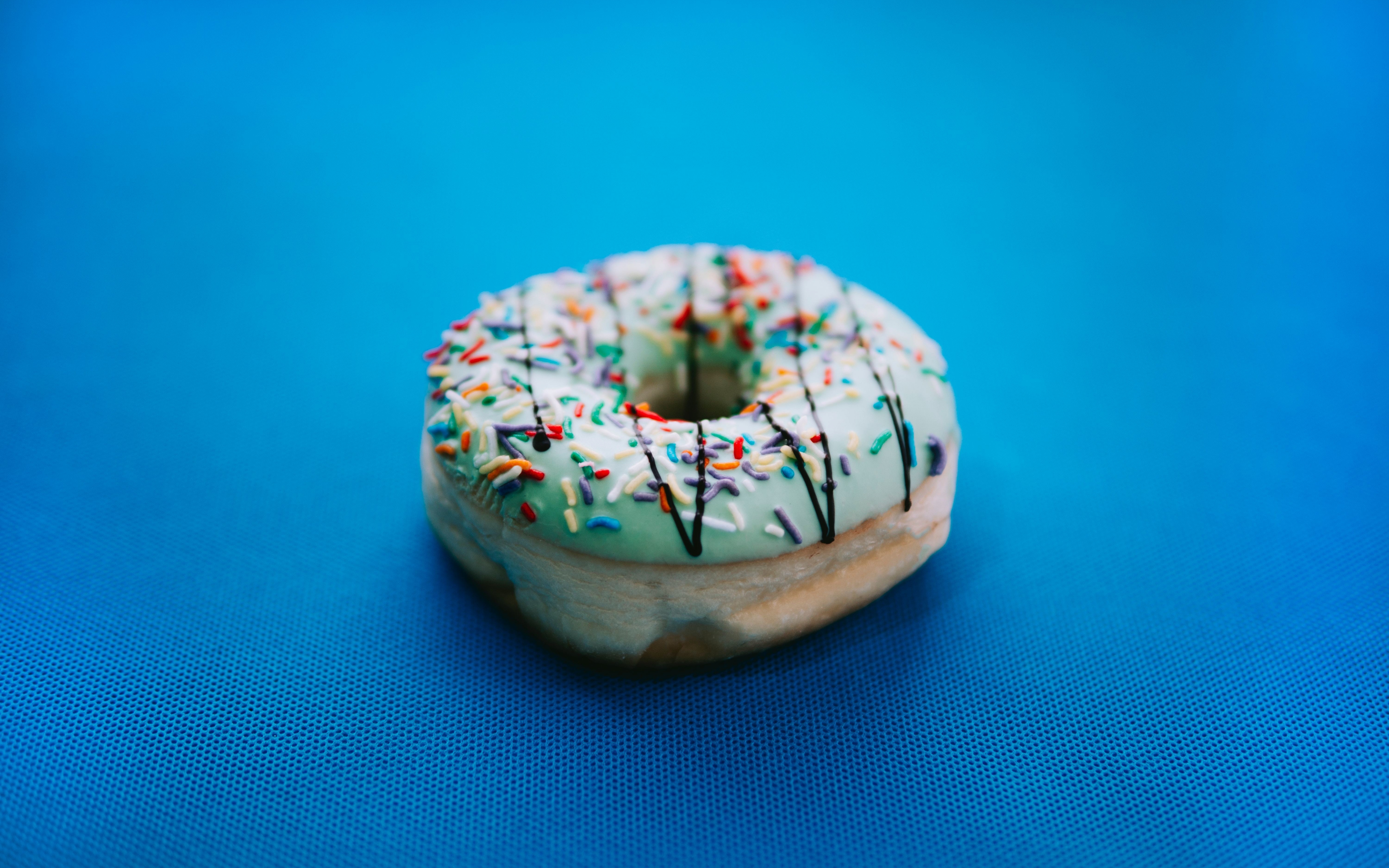 Download wallpaper 3840x2400 food, close up, dopings, doughnut 4k wallaper, 4k ultra HD 16:10 wallpaper, 3840x2400 HD background, 22481