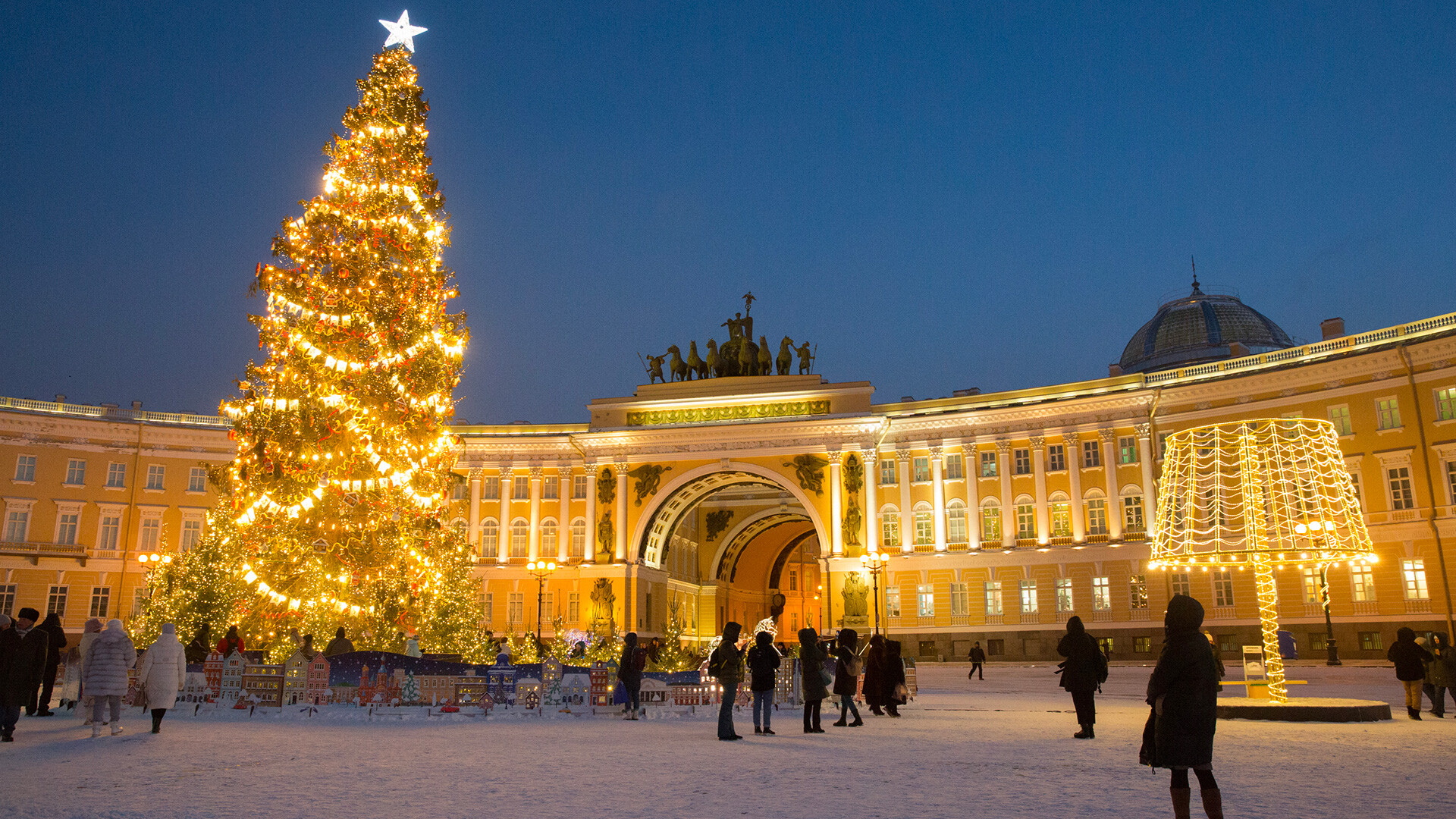 New Year's lights shine everywhere on the streets of St. Petersburg! (PHOTOS)