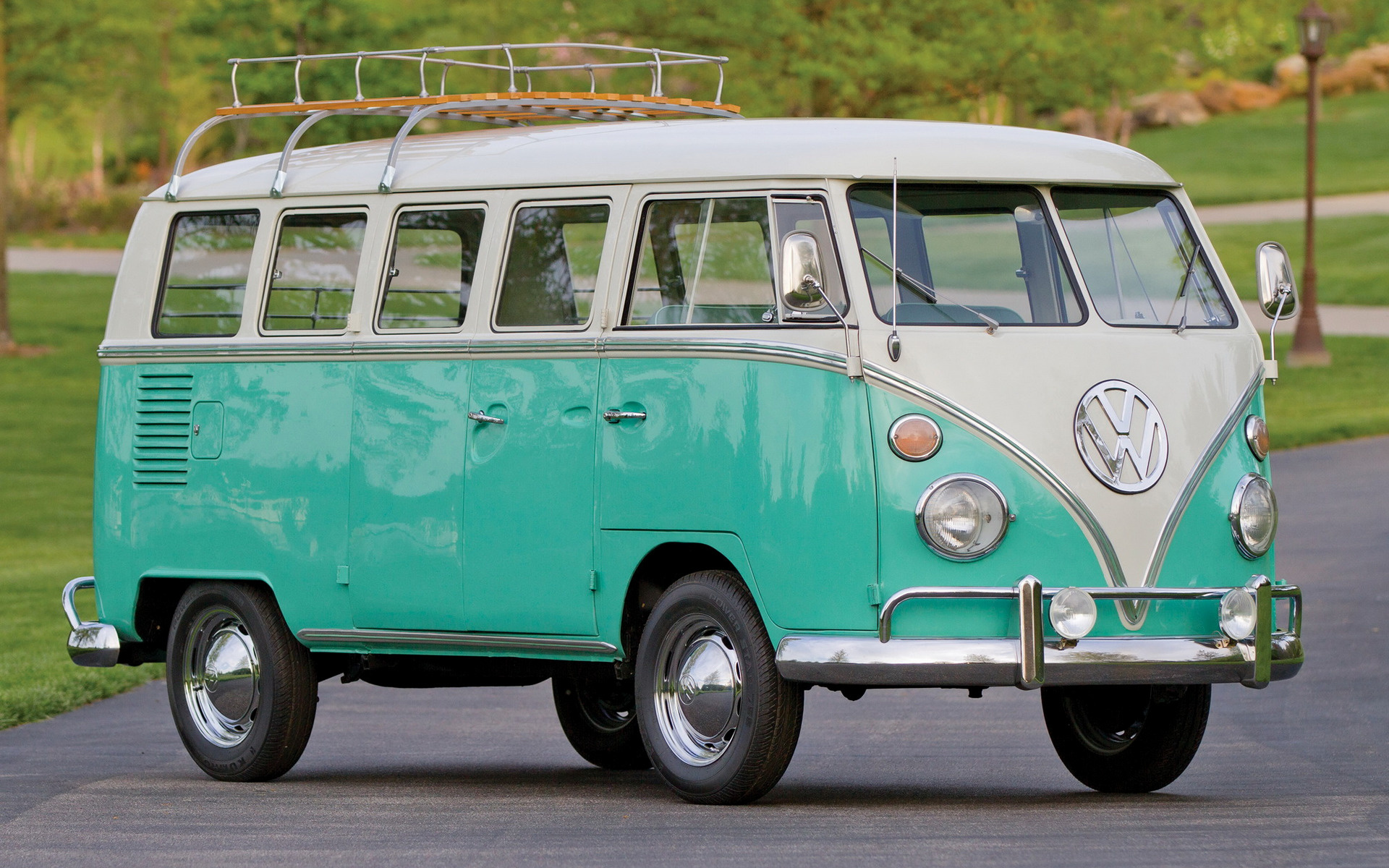 Volkswagen T1 Deluxe Bus and HD Image