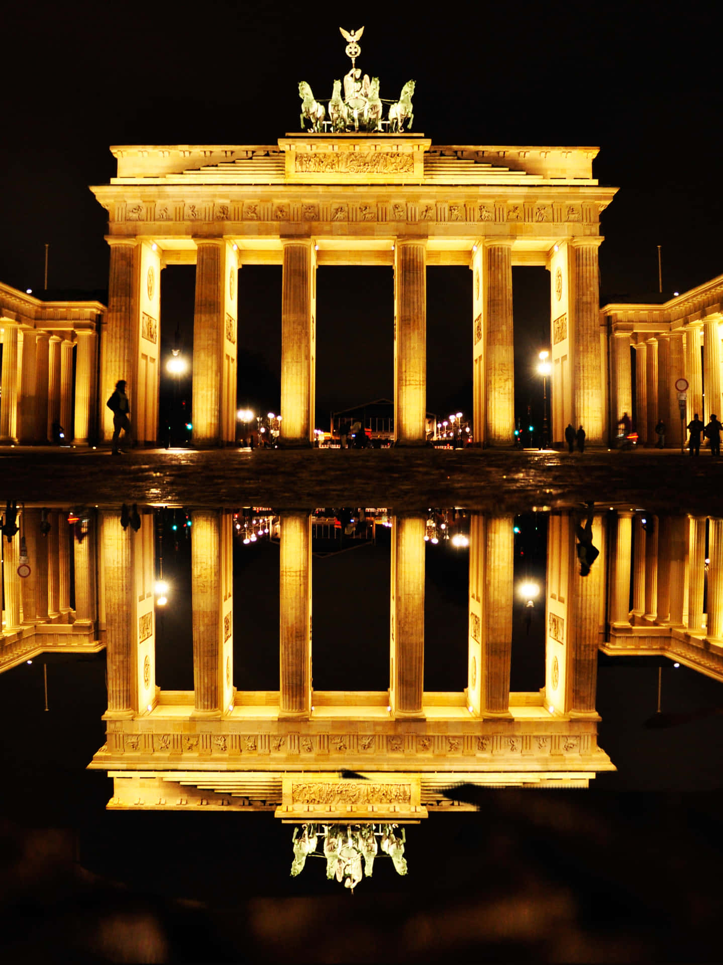 Download Brandenburg Gate At Night Wallpaper