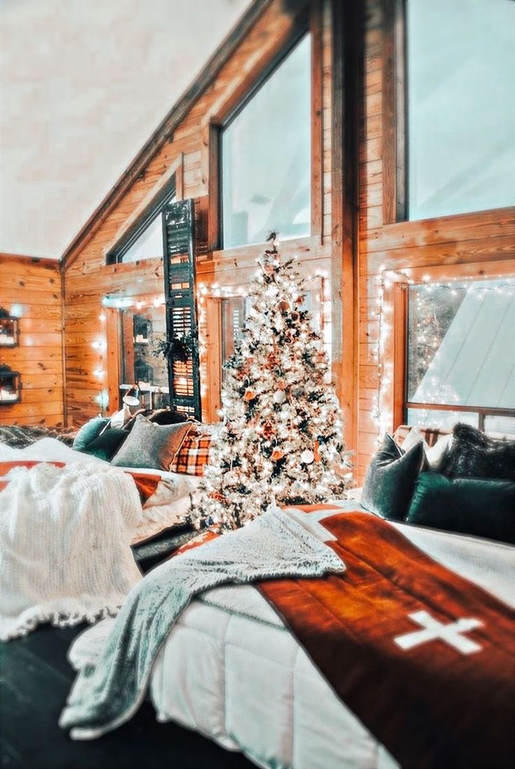 Aesthetic pfps. Christmas decorations bedroom, Christmas interiors, Cozy christmas