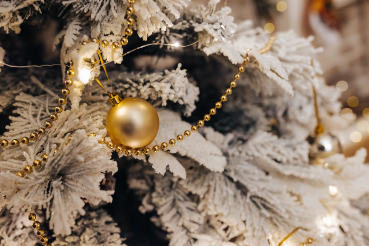White and Gold Christmas Trees Are 2022's Trendiest Style