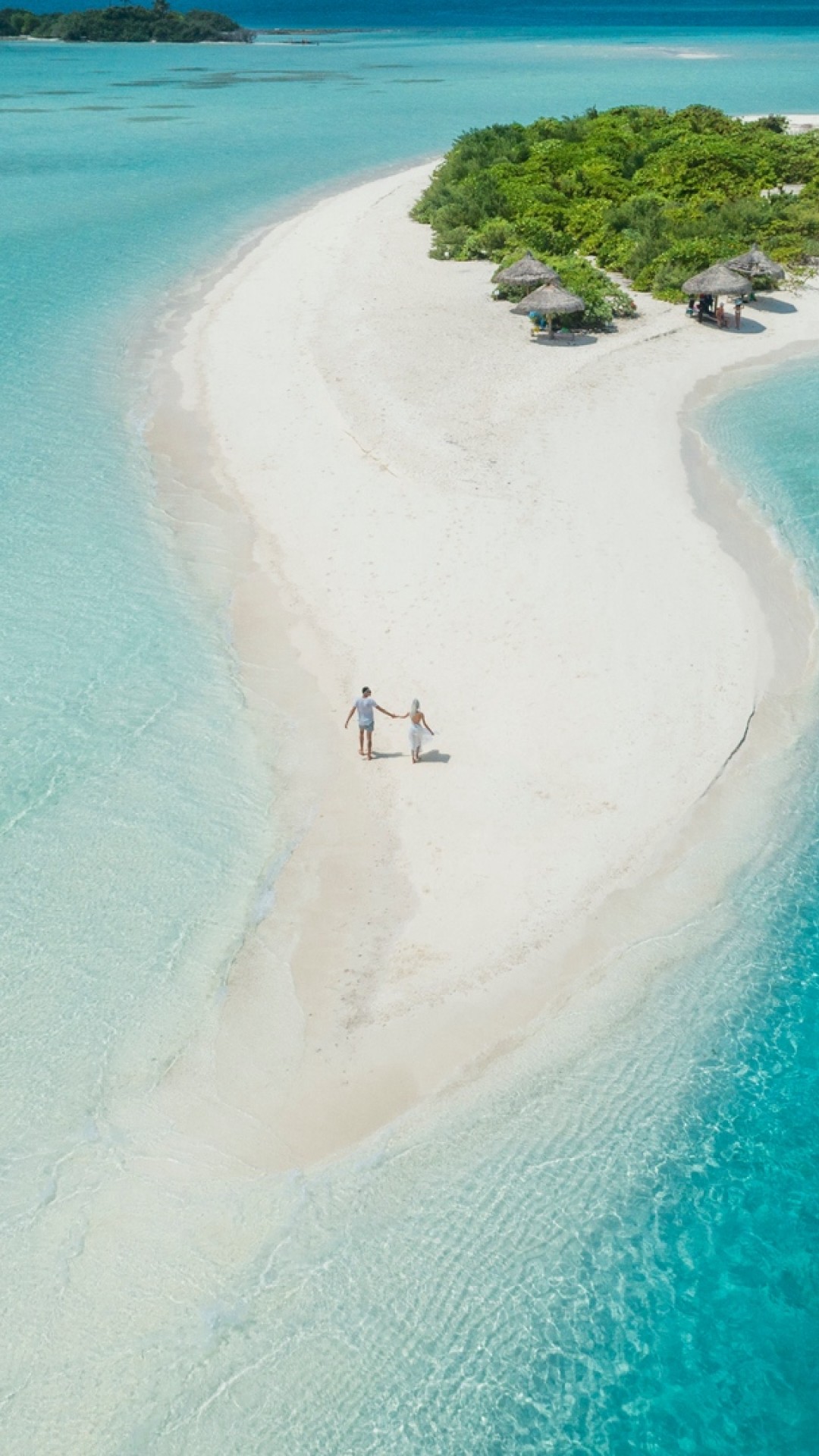 Couple walking in Maldives HD Wallpaper iPhone 6 / 6S Plus